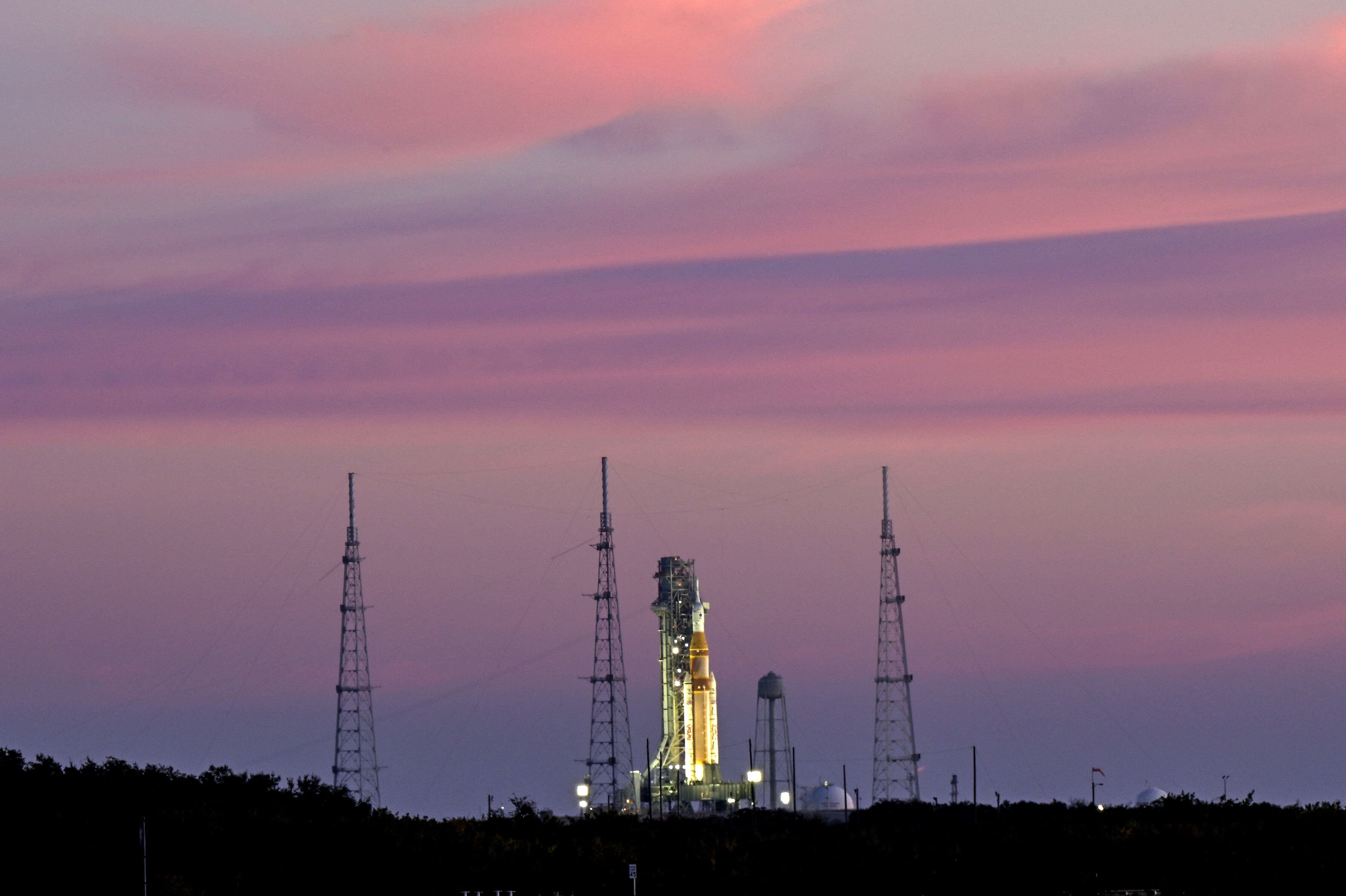 Nasa må udskyde en plan om at sende astronauter rundt om Månen, da testaffyringen tirsdag stødte på problemer. Nu bliver afgang tidligst i marts. Håbet var at kunne gøre det i denne uge.
