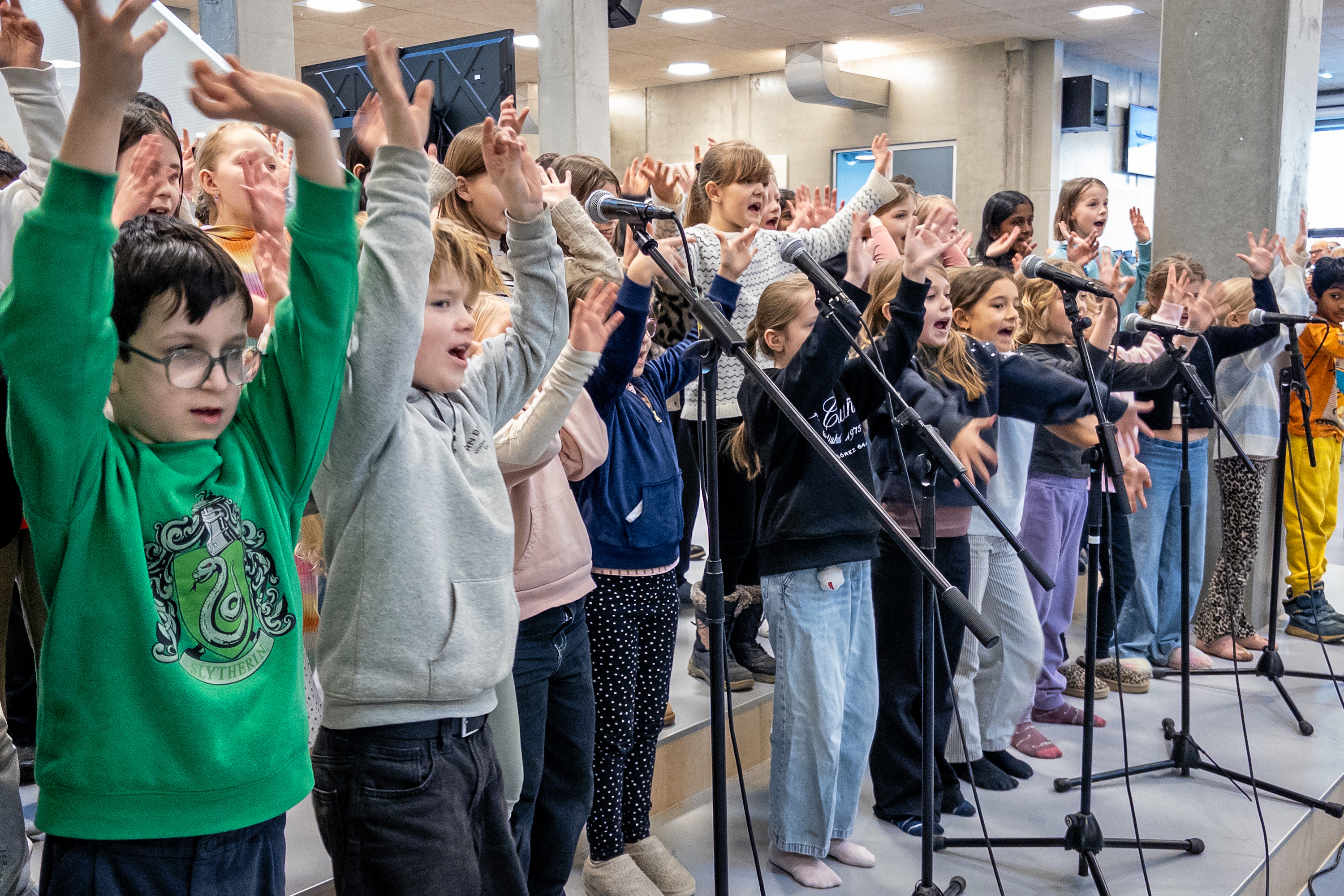 De mindre elever på NGG indleder dagens festligheder med sangen "Tju Bang Chokolademand, det er mig der bestemmer her".