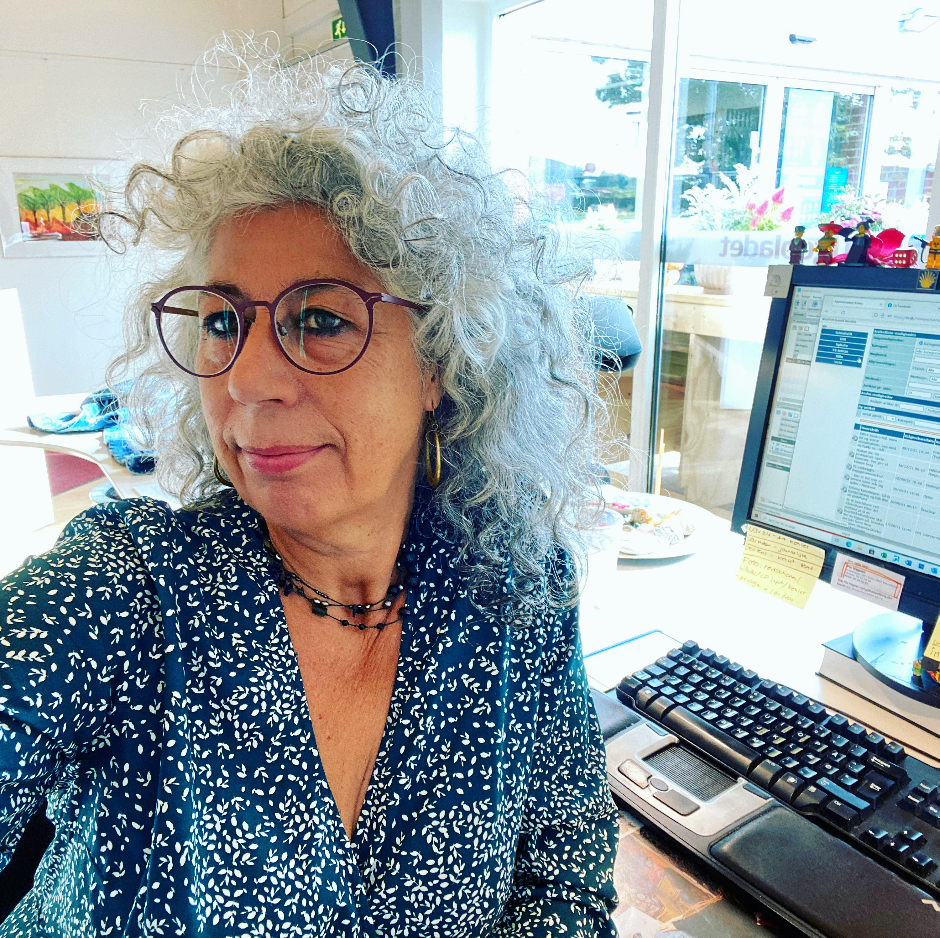 Journalist Charlotte Koefoed fortæller ved Biblioteksklubbens forårsmøde om hvordan mediebilledet har ændret sig over tiden fra, det trykte til det digitale medie.