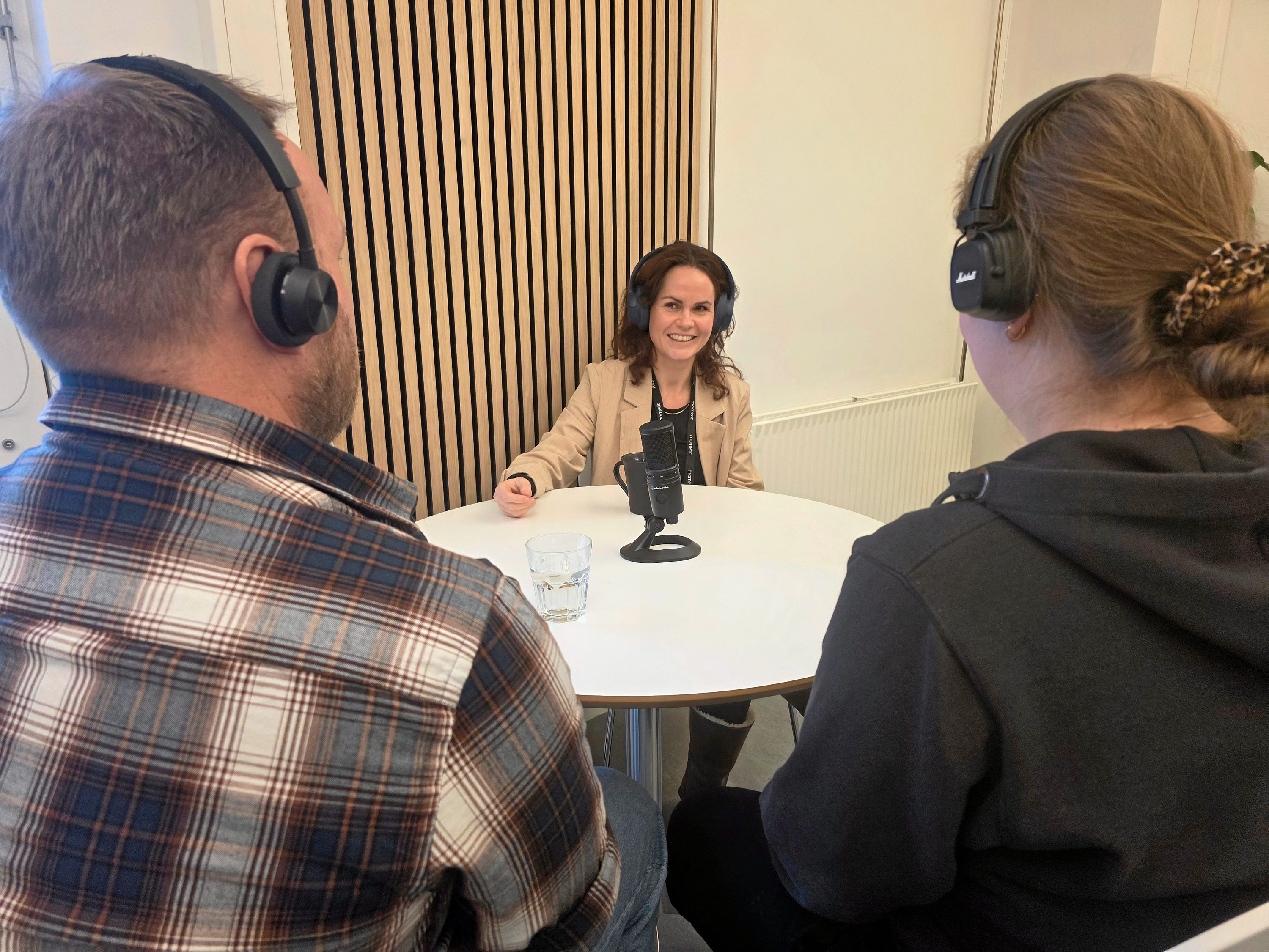- Vi oplever, at mange forældre og unge savner tid og ro til at forstå, hvad gymnasiet egentlig er i dag. Podcastformatet giver os mulighed for at gå i dybden og forklare de ting, der ikke altid kan rummes i et opslag på sociale medier eller en kort præsentation.