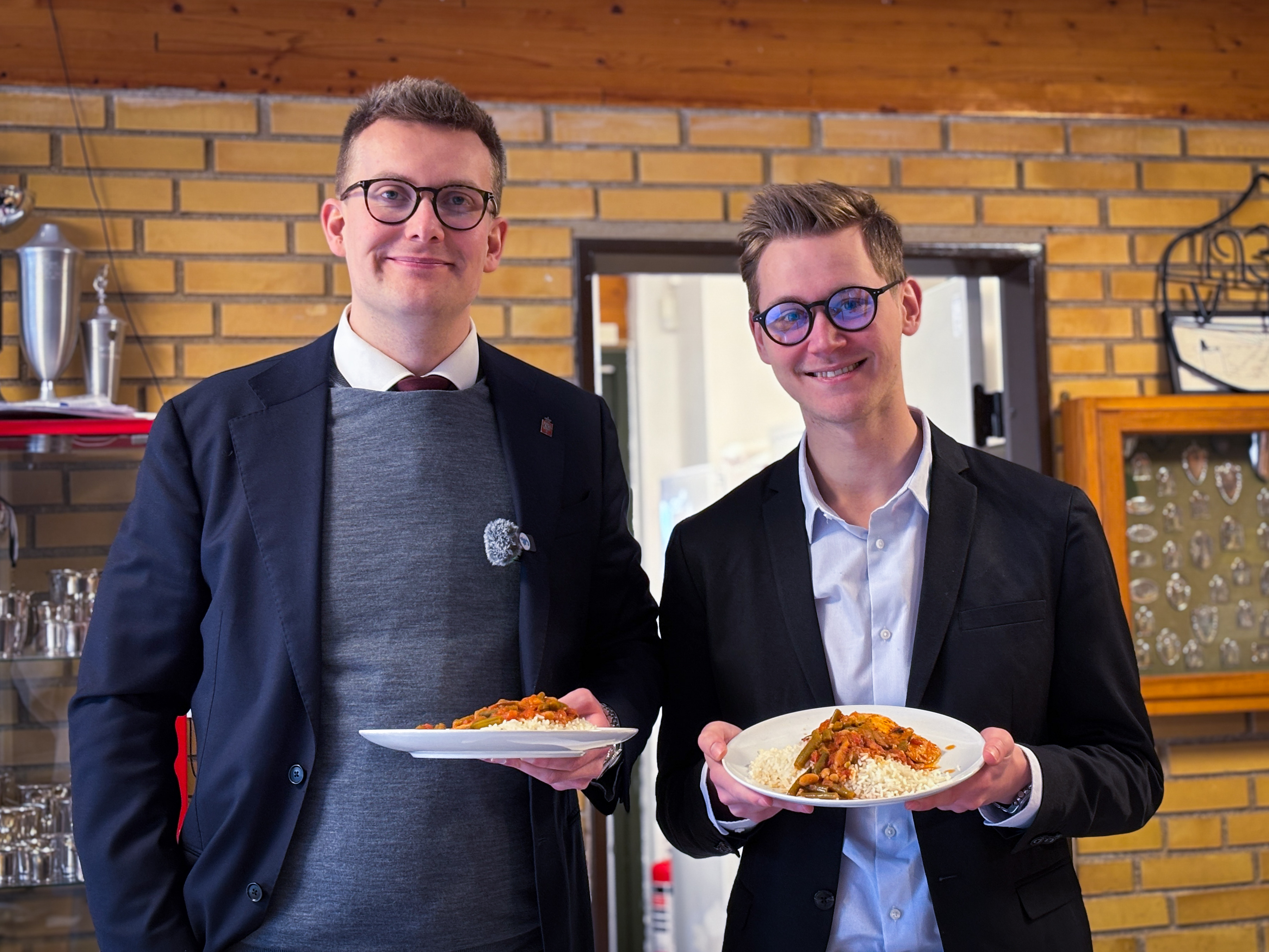 Andreas Karlsen og Benjamin Pedersen spiste med, da frokosten på Vigersted Skole blev serveret. Her stod menuen på ovnbagt laks i tomatsovs med ris, bønner og majs.