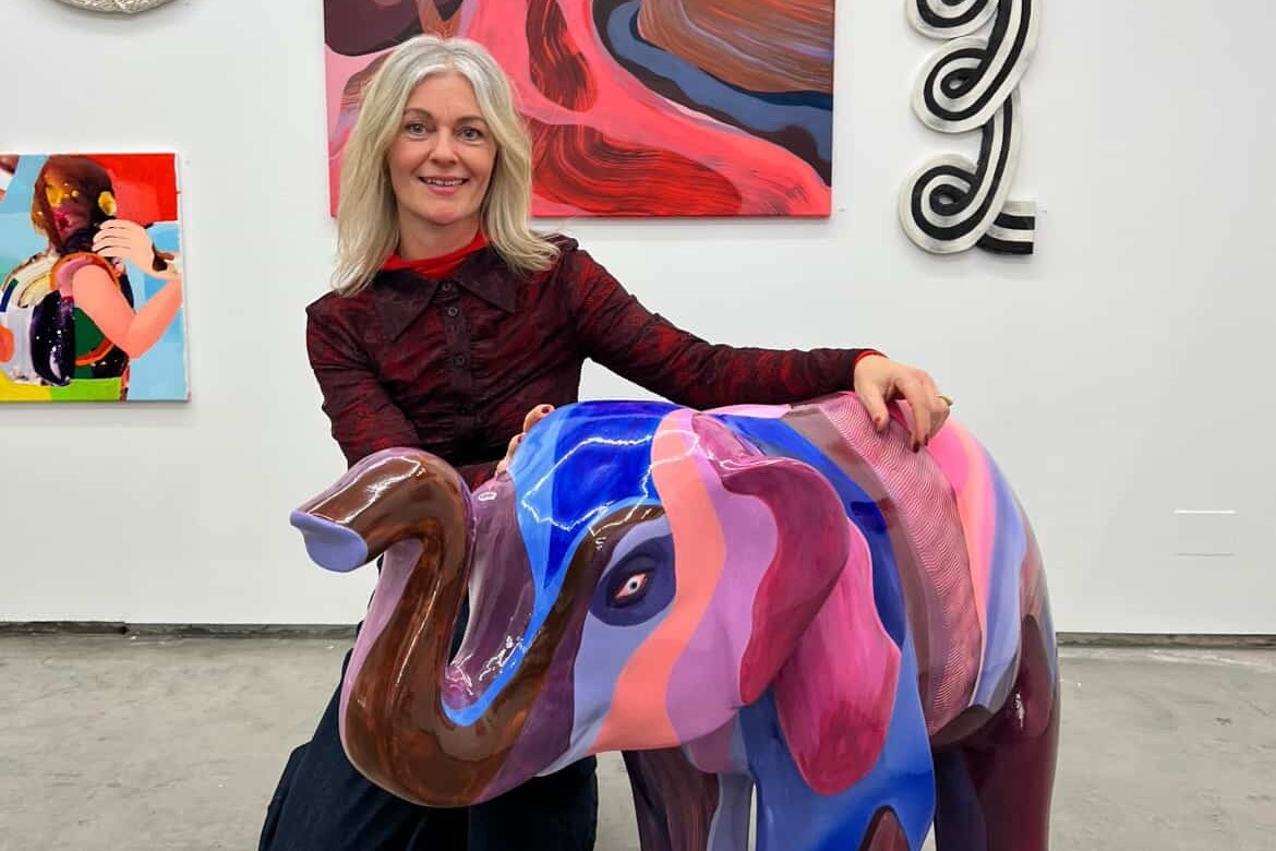 Line Højmann fra Holbæk er én af de 30 kunstnere, der er inviteret til at udsmykke hver en porcelæns-elefant til Psykiatrifondens projekt "Elefanten i rummet".