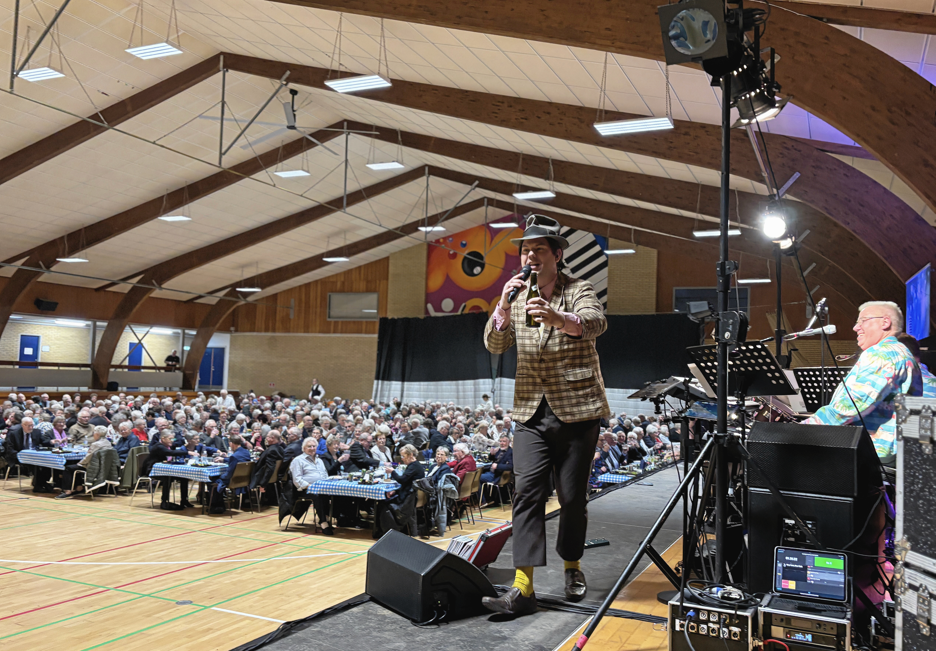 Benny fra Olsen Banden underholdte også til seniorfesten i Hvidebækhallen.
