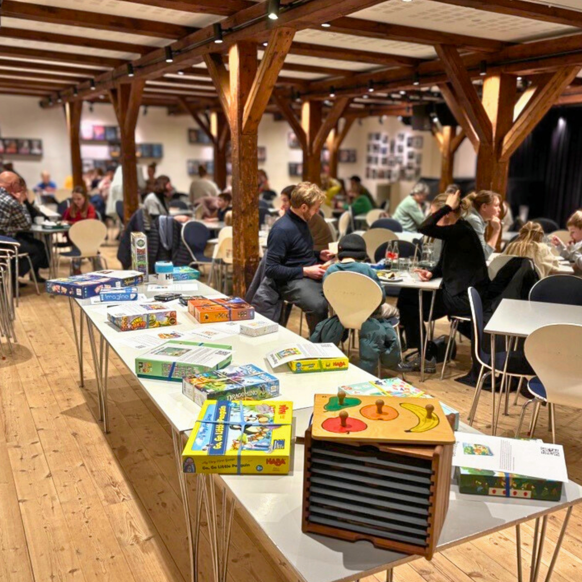 Odsherred Bibliotek og Kulturhuse inviterer denne dag til en aften med brætspil og fællesspisning.
