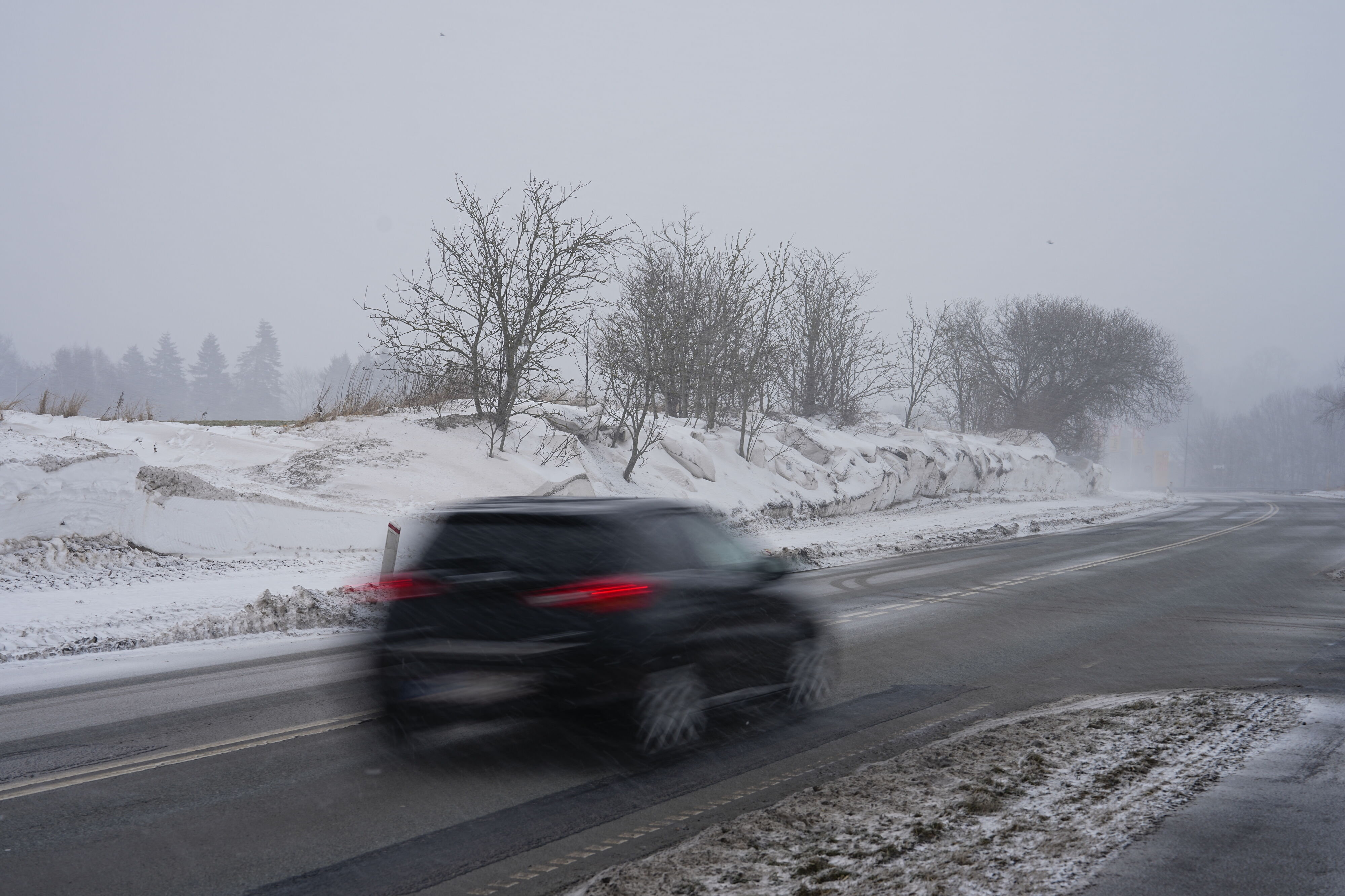 Sne og glatte veje ved Køge torsdag den 5. februar 2026. Fredag kan blive endnu en udfordrende dag i trafikken som følge af isslag, advarer DMI.