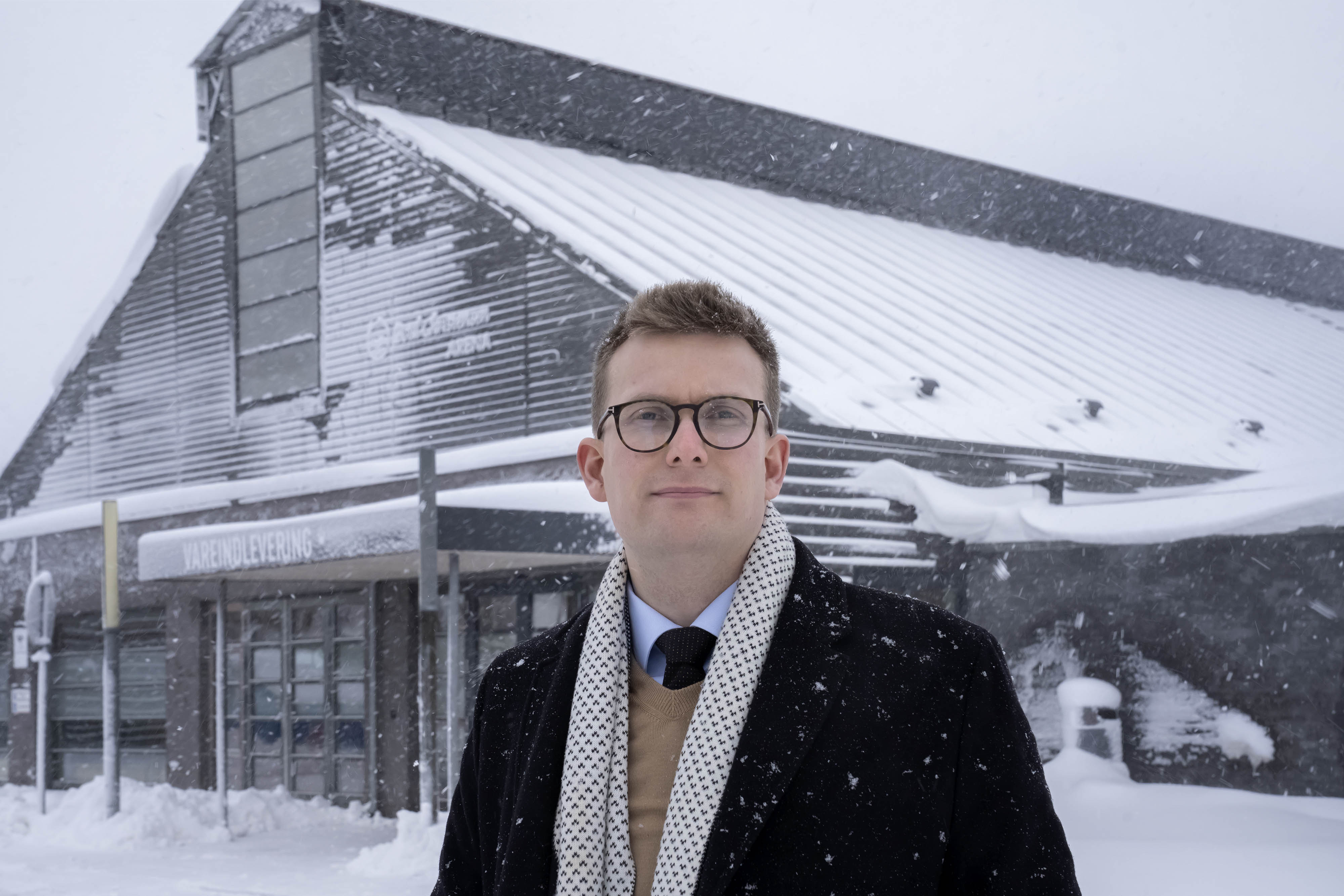 Borgmester Andreas Karlsen med sportscenterets tag i baggrunden. Nu skal der gøres noget, siger han.