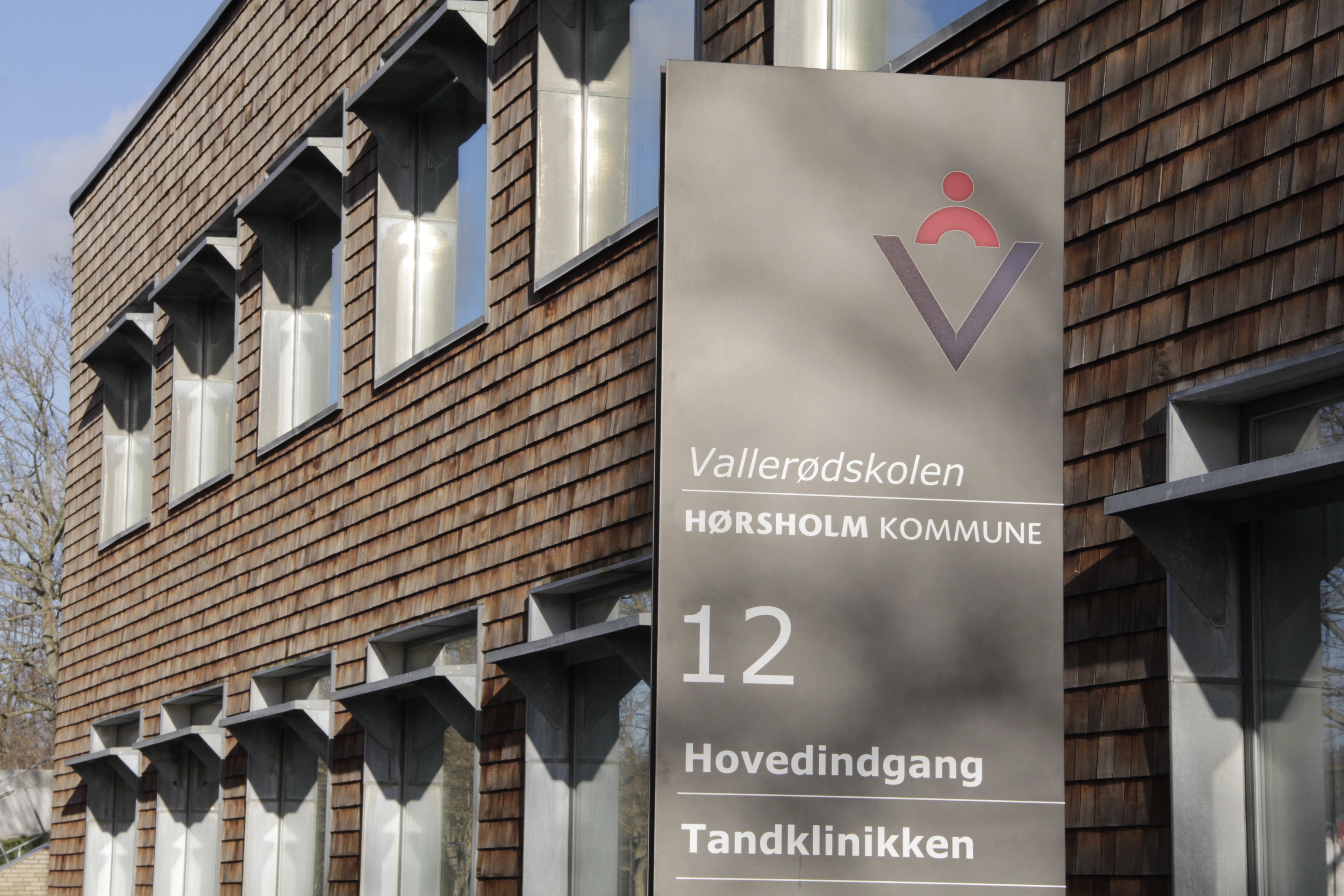 Billede af Vallerødskolen, da der atter var solskin og blå himmel - i dag er der fyldt med sne og kulde.