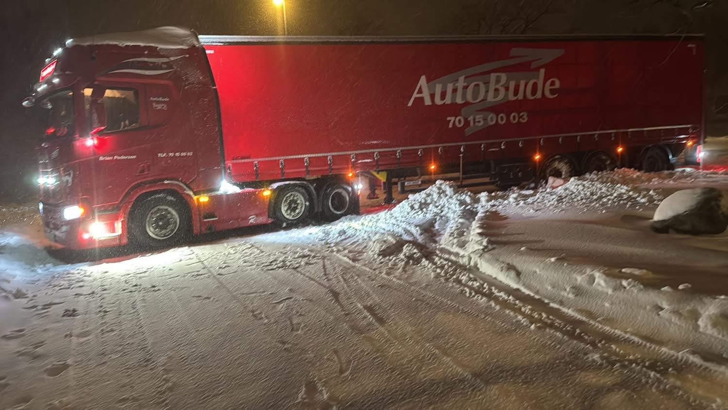 Jesper Schmidt måtte opgive at komme videre med lastbilen fredag morgen.