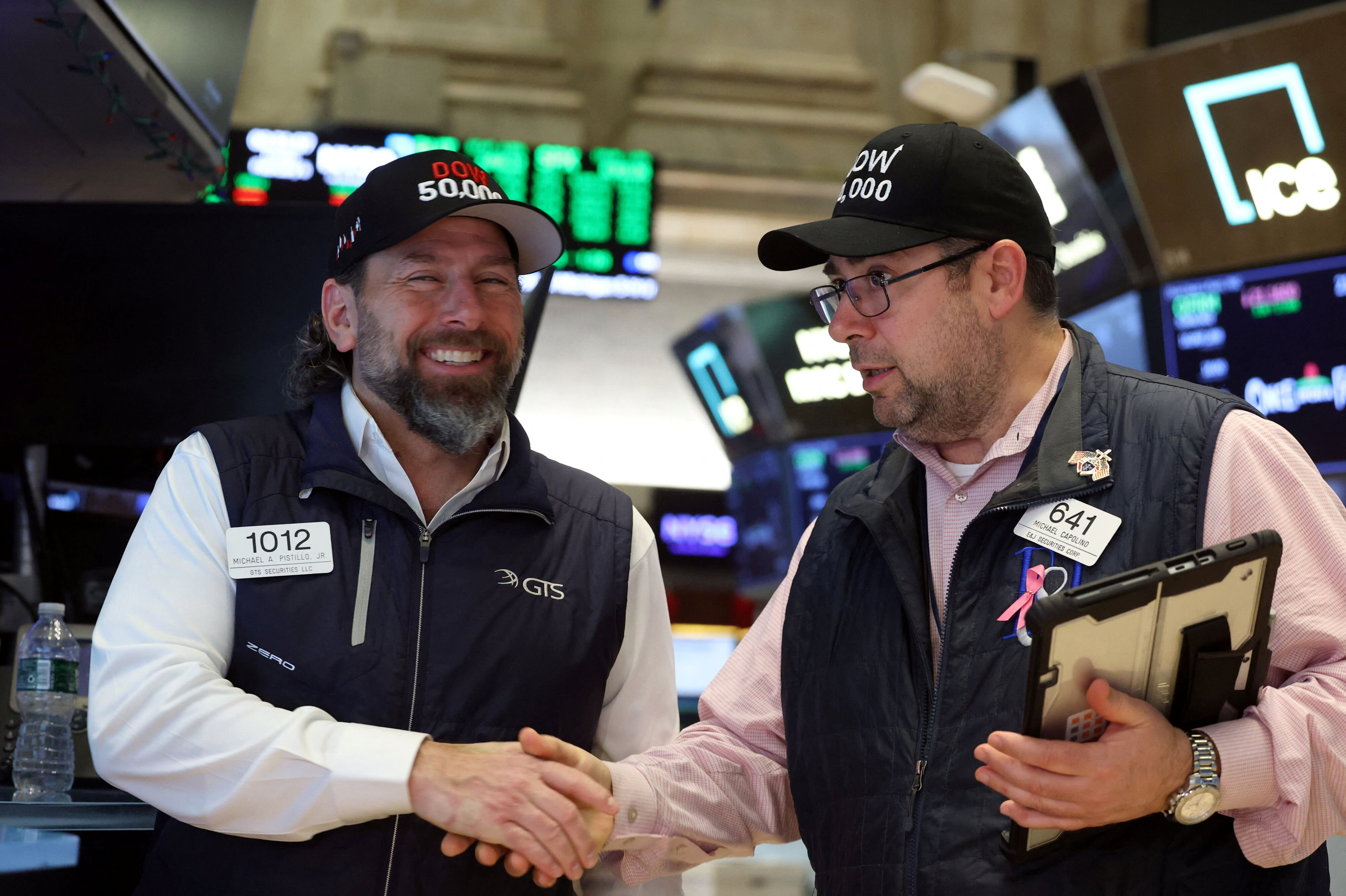 Handlende på børsen i New York reagerer med smil på, at Dow Jones har nået indeksværdien 50.000.