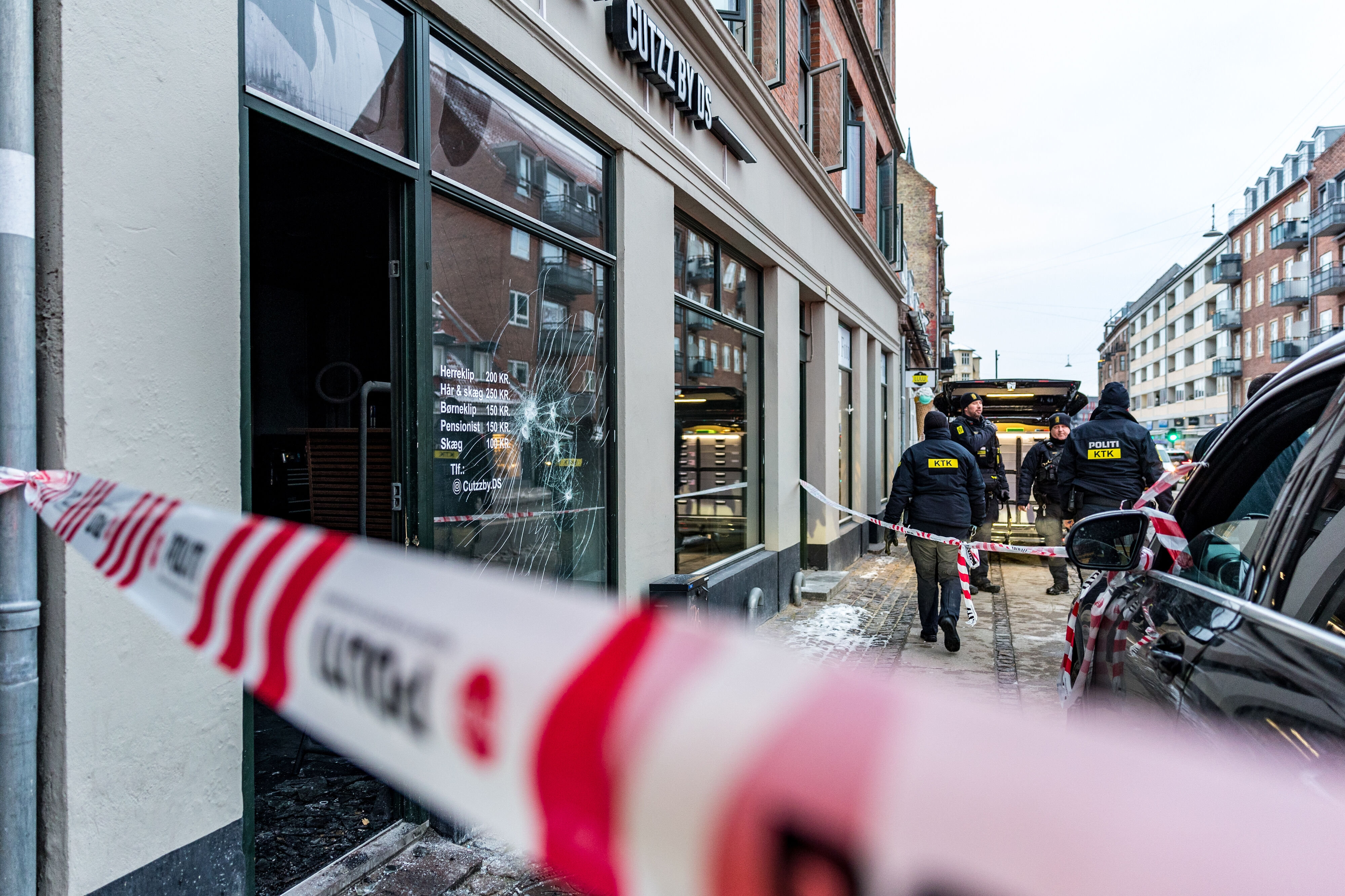 Politi og teknikere arbejdede ved en frisørsalon på Valby Langgade i København 29. januar 2026 i forbindelse med en brand. Nu har politiet anholdt en dreng i sagen. (Arkivfoto).