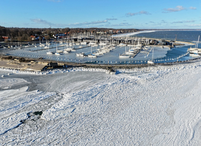 Rungsted Havn er for tiden smukt klædt i hvidt, og politisk er der nu flertal og enighed om, at havnen ikke skal udvides.