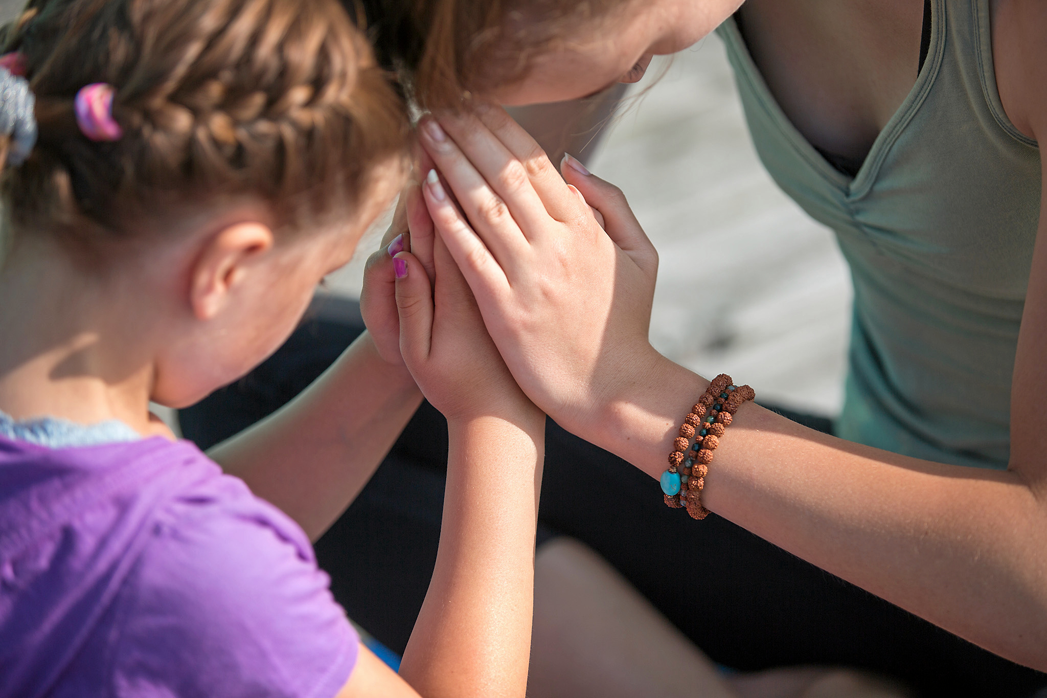 Med familieyoga skal der både prøves kræfter med partner- og gruppeøvelser, yogalege og stilleleg.