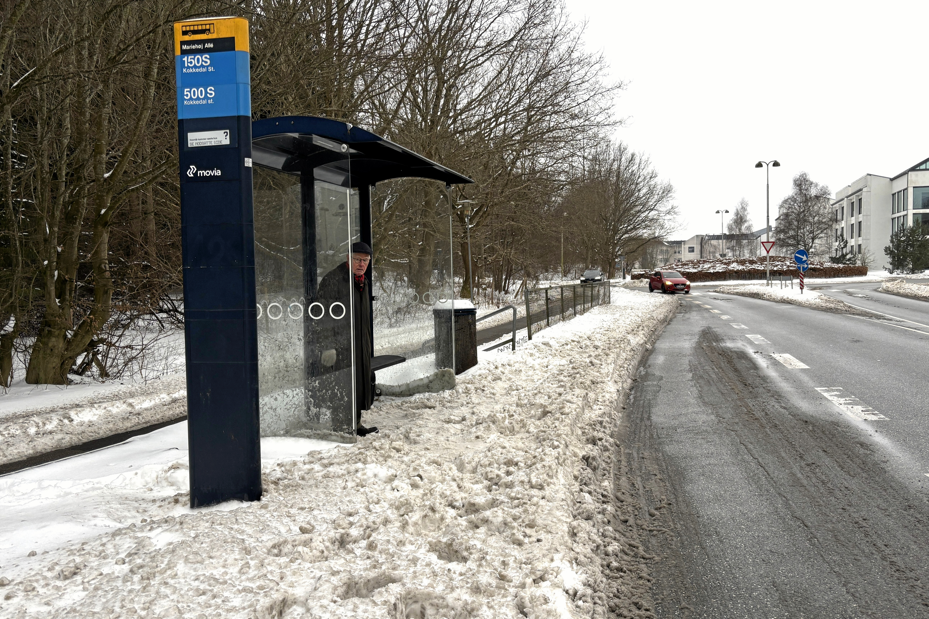 Det er noget rod og noget svineri, at man som buspassagerer skal træde gennem store snemængder for at stige på bussen i Hørsholm, mener borger efter skulle med bussen i weekenden. Her er det på Frederiksborgvej mandag eftermiddag.