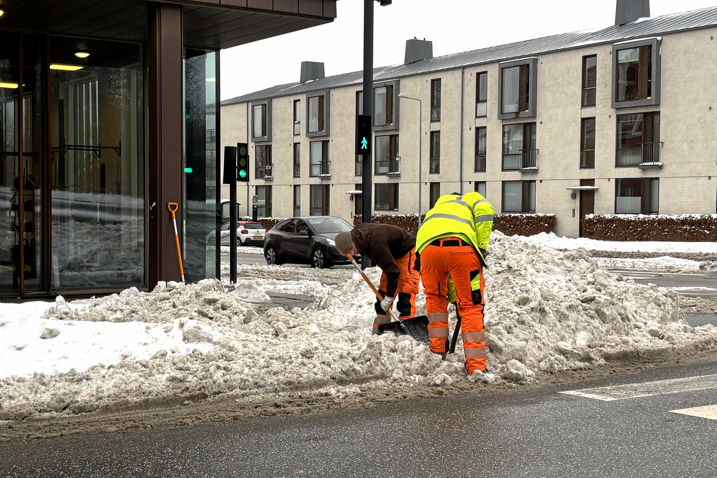 Først tre dage efter det store snefald den 9. februar blev sneet fjernet ved fodgængerfeltet ved Kammerrådensvej og Rungstedvej.