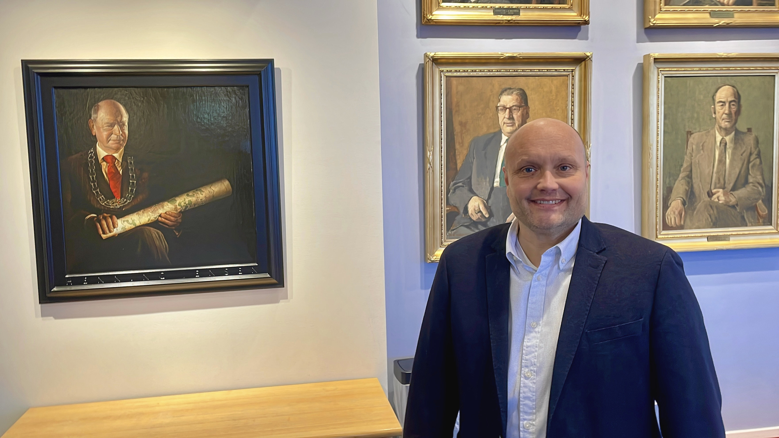 Kenneth Sørensen finder det helt naturligt, at hans forgænger kommer op at hænge i byrådssalen.