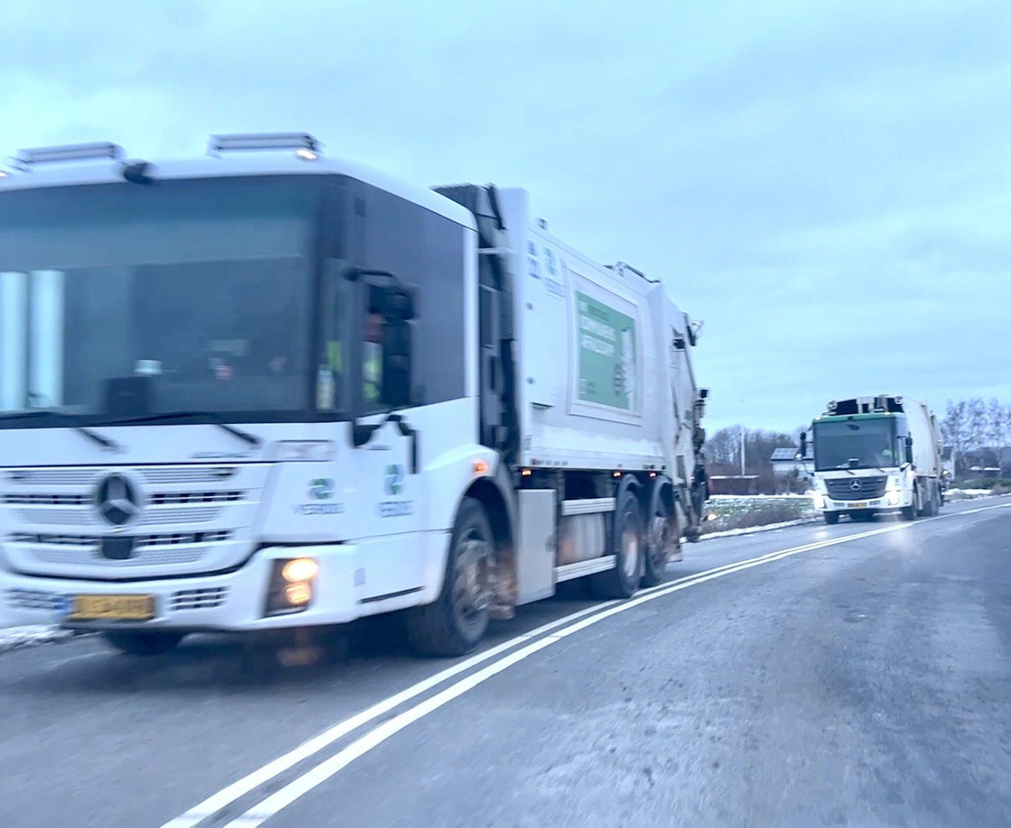 Verdis startede mandag klokken 8 med at sende skraldebiler på vejen for at tømme skraldespande i Stevns Kommune. (Screenshot fra video, taget med dash-cam)