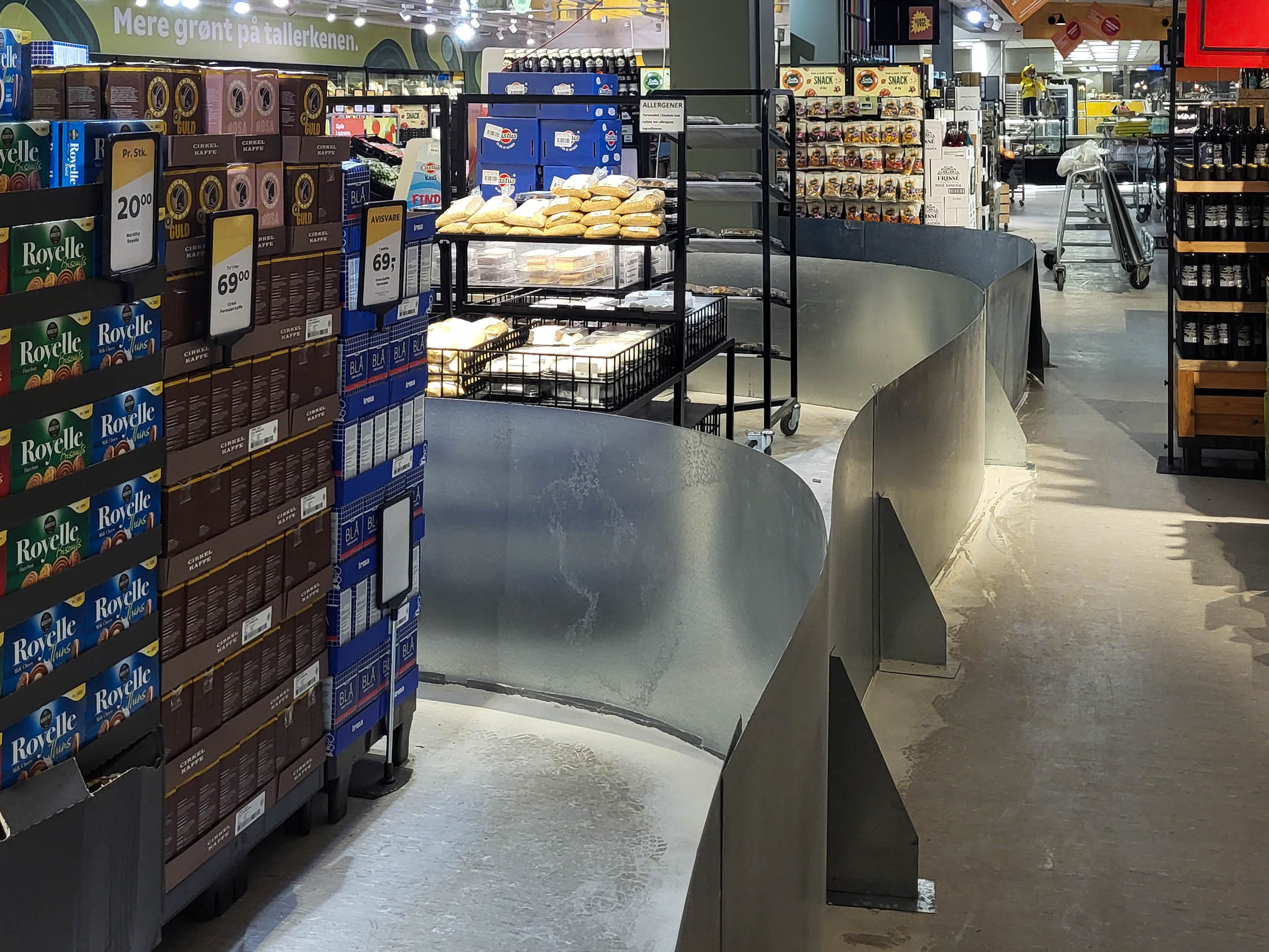 For at indkredse hvor skadedyret har været har skadedyrsbekæmpere sektioneret butikken og spredt mel ud, så man kan se spor efter dyret og hvor det eventuelt har været.