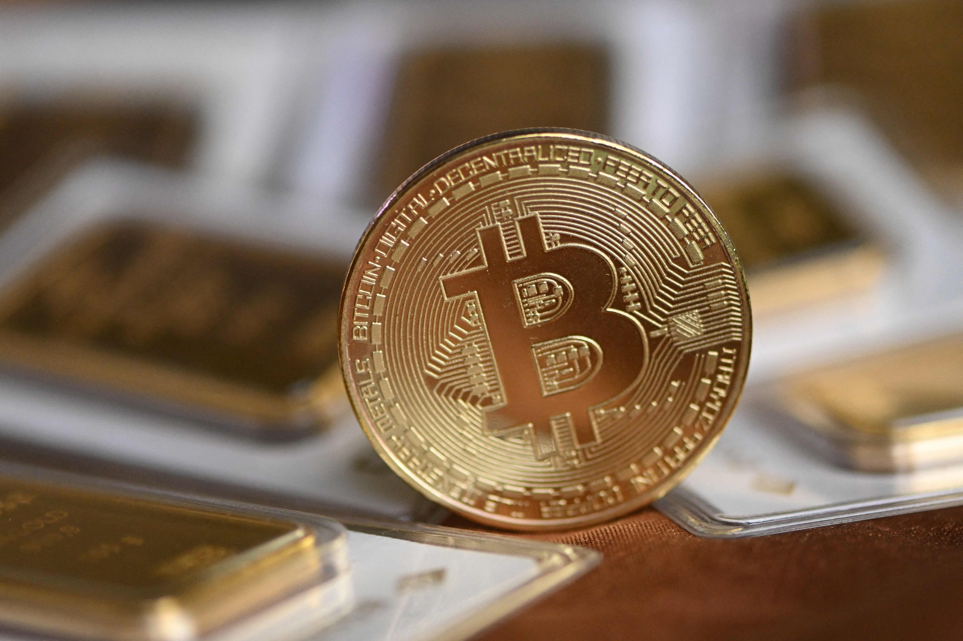 Bitcoin er den nok mest kendte kryptovaluta i verden. Selv om mønten på billedet er lavet af guld, så er bitcoin en digital valuta, der ikke handles fysisk. (Arkivfoto).