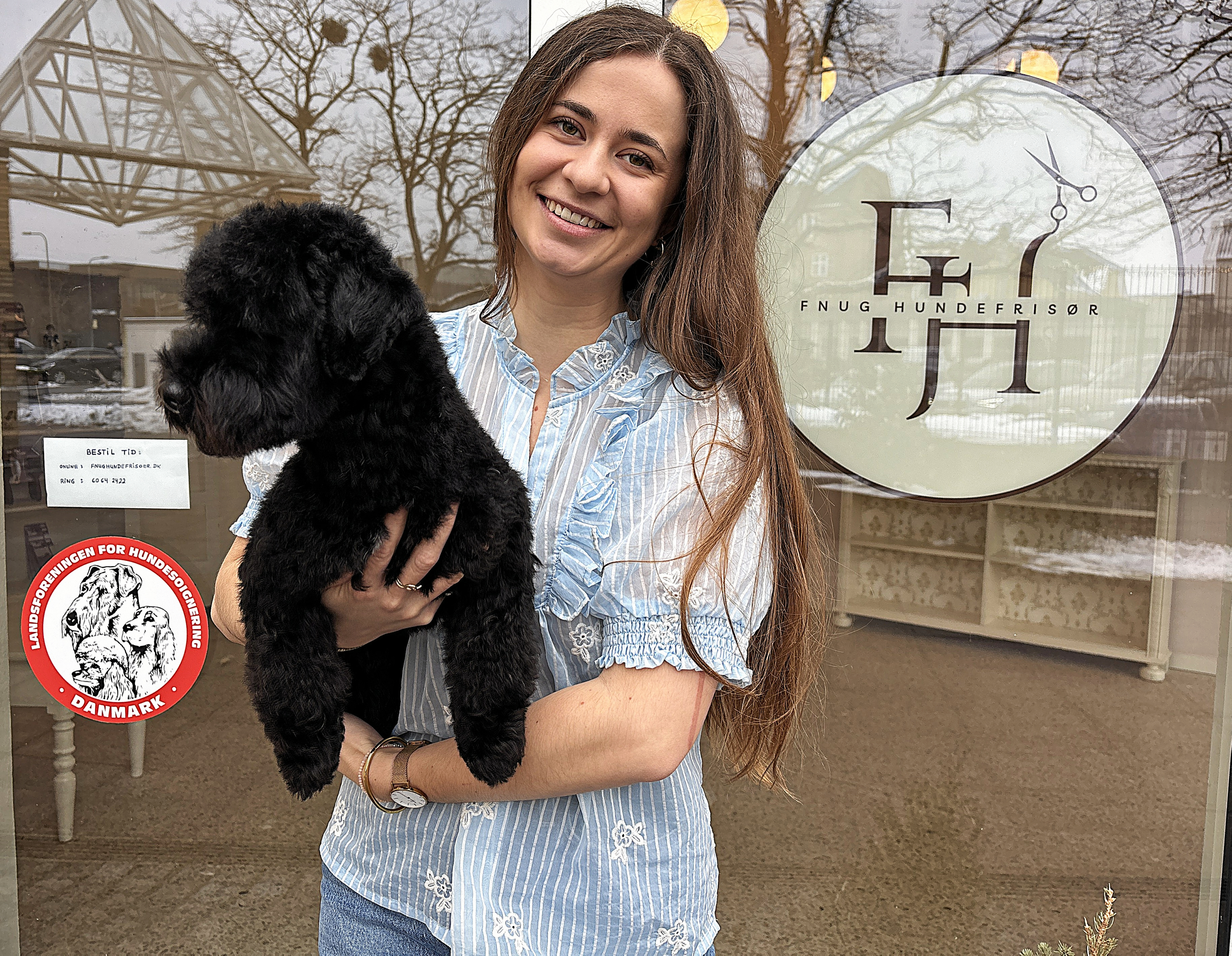 Caroline Fnug og hunden Hugo foran salonen.