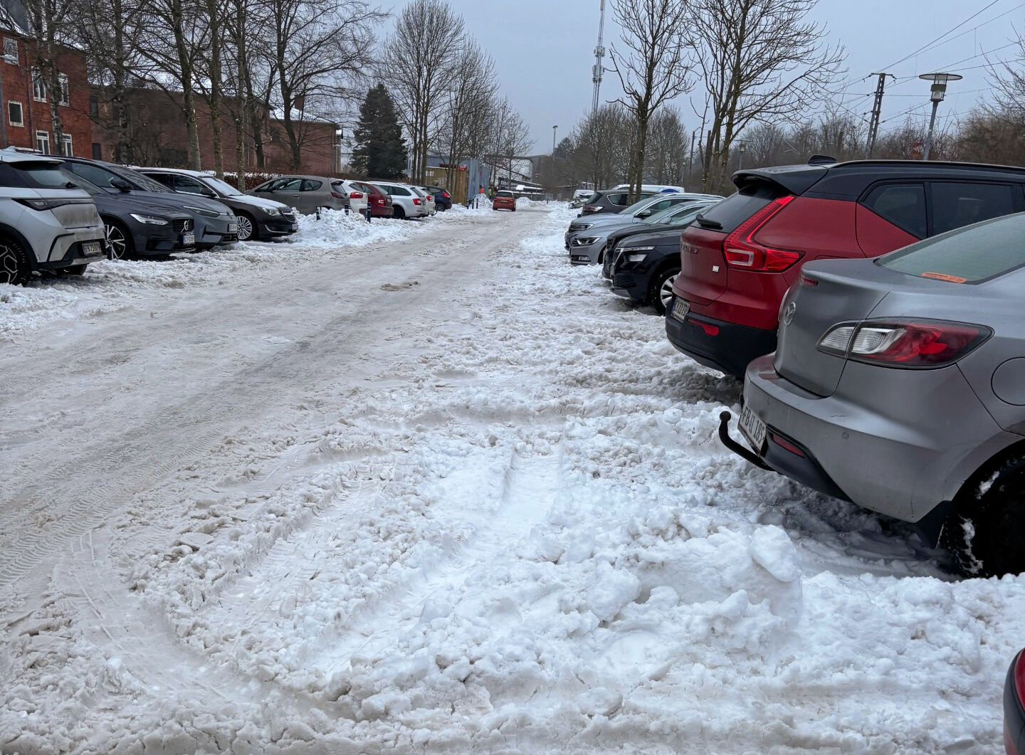 Parkeringspladsen ved Buddinge st. på Kvikmarken var fyldt med sne.