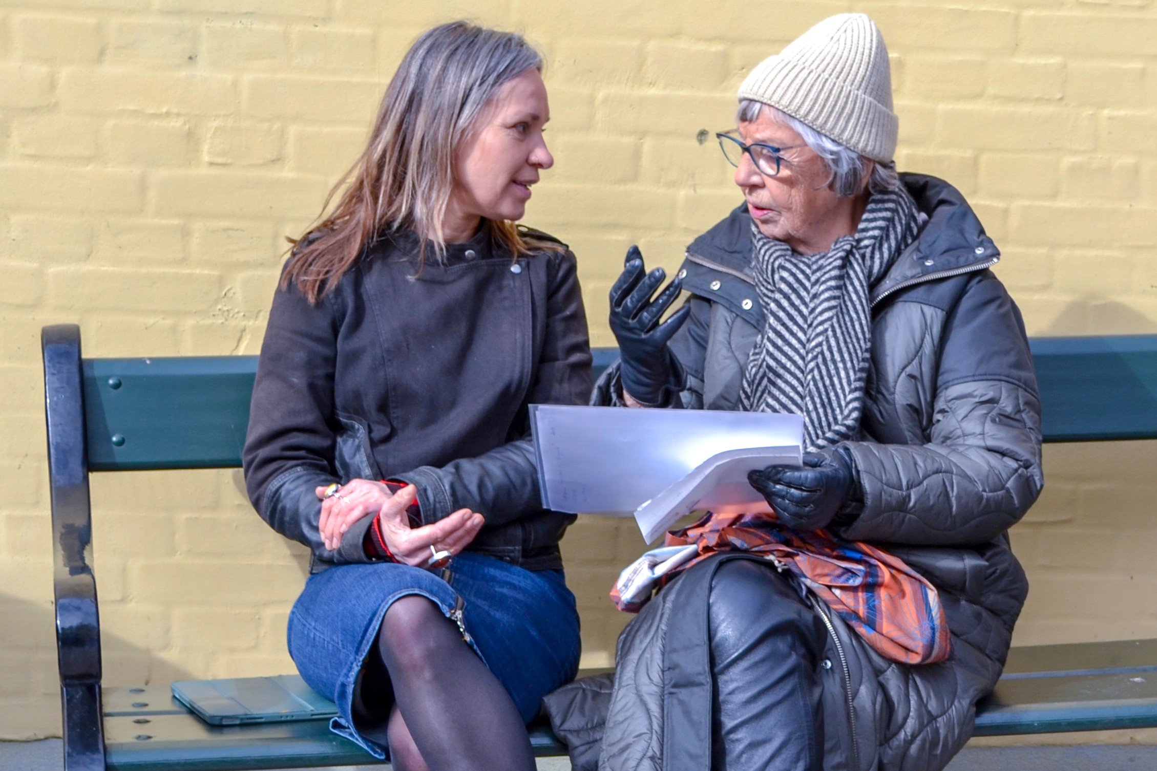 Billedkunstner Grete Balle (t.h.) og gavlmaler og kunstner Anne Bundgaard på Solskinspladsen i Kalundborg.