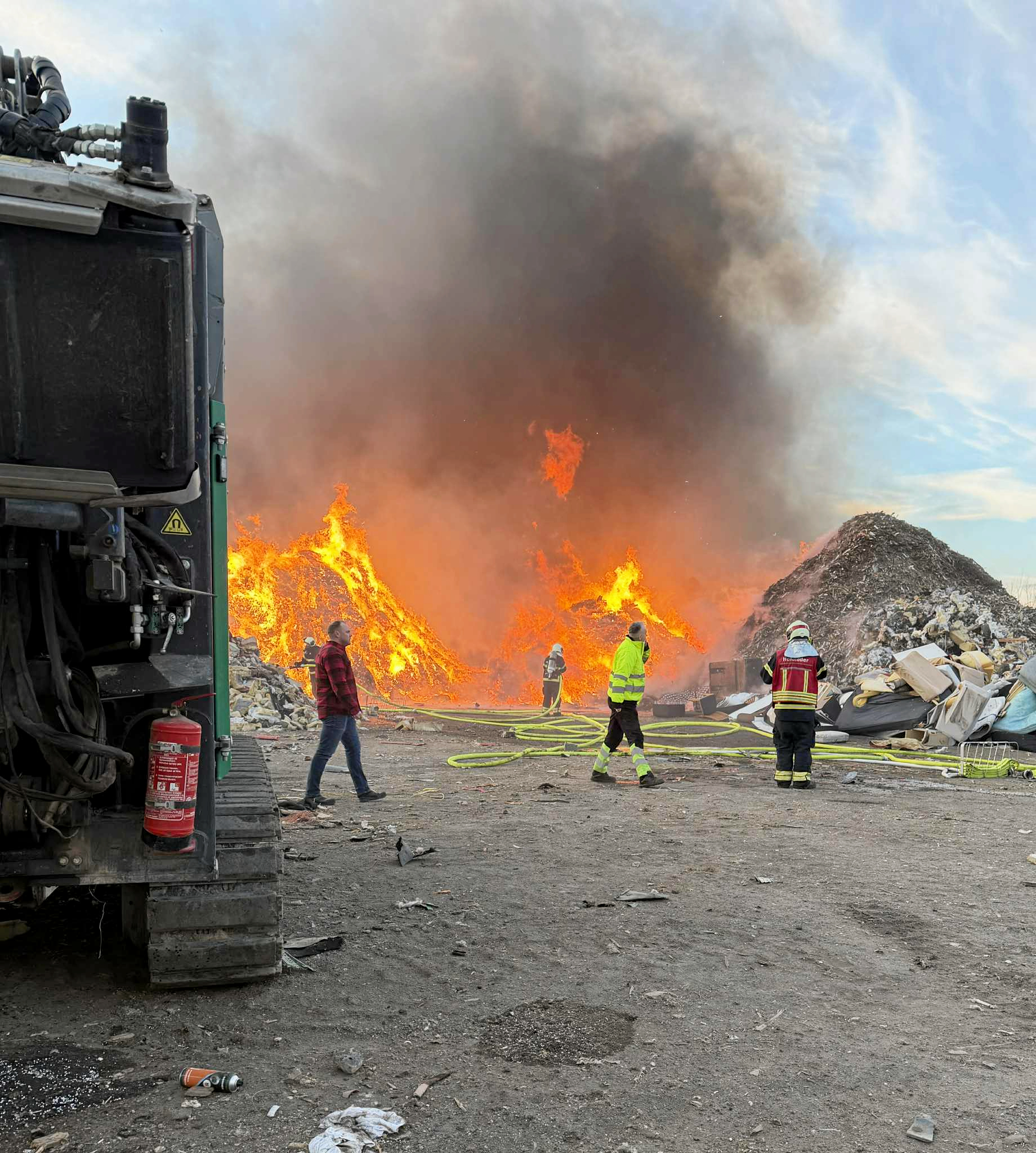 Flammerne stod højt til vejrs, da der gik ild i en affaldsbunke på stålværket
