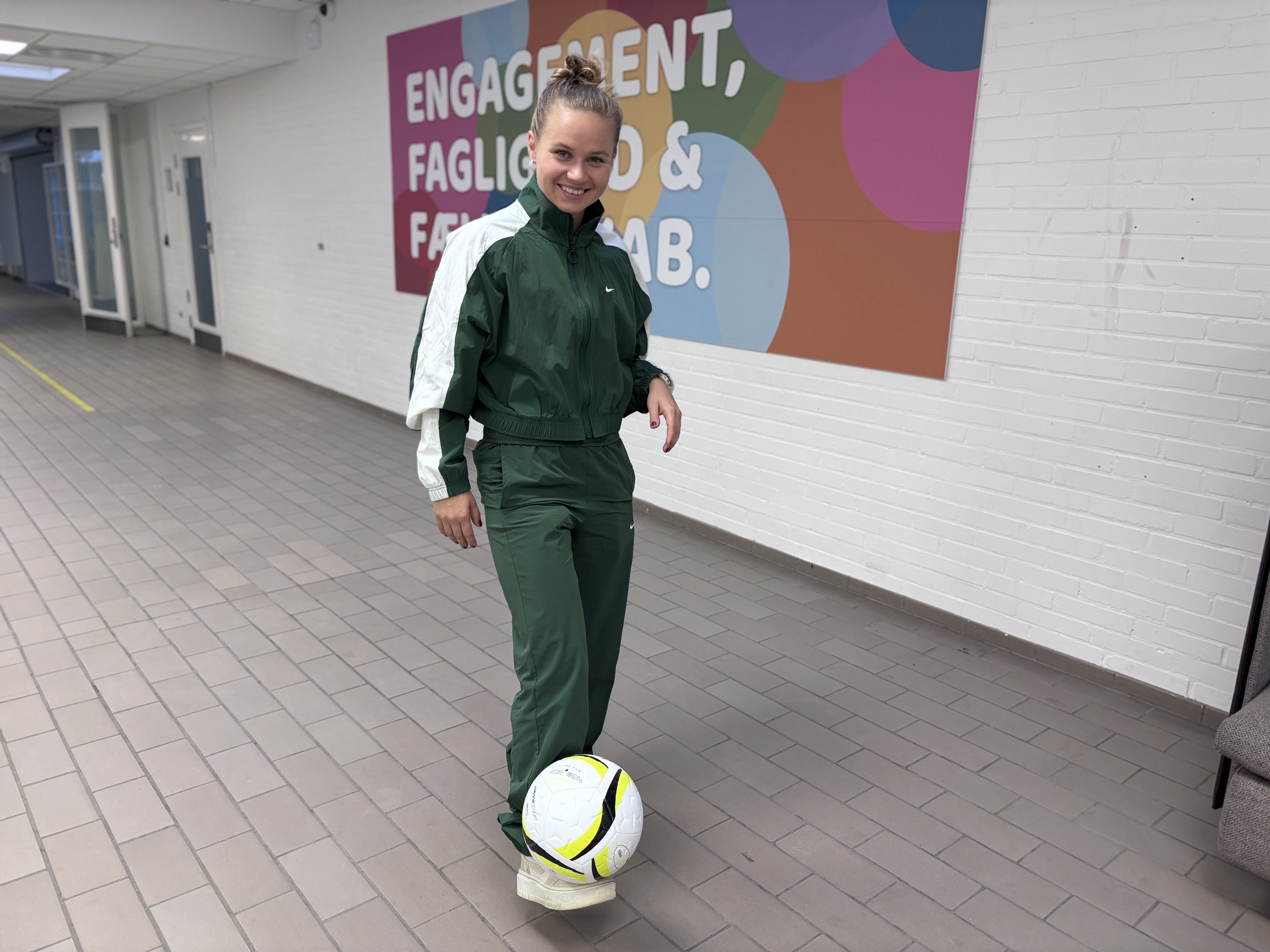 Josefine Hasbo spiller professionel fodbold, det var derfor nærliggende for hende at donere 40 fodbolde til hendes gamle folkeskole i Hørholm.