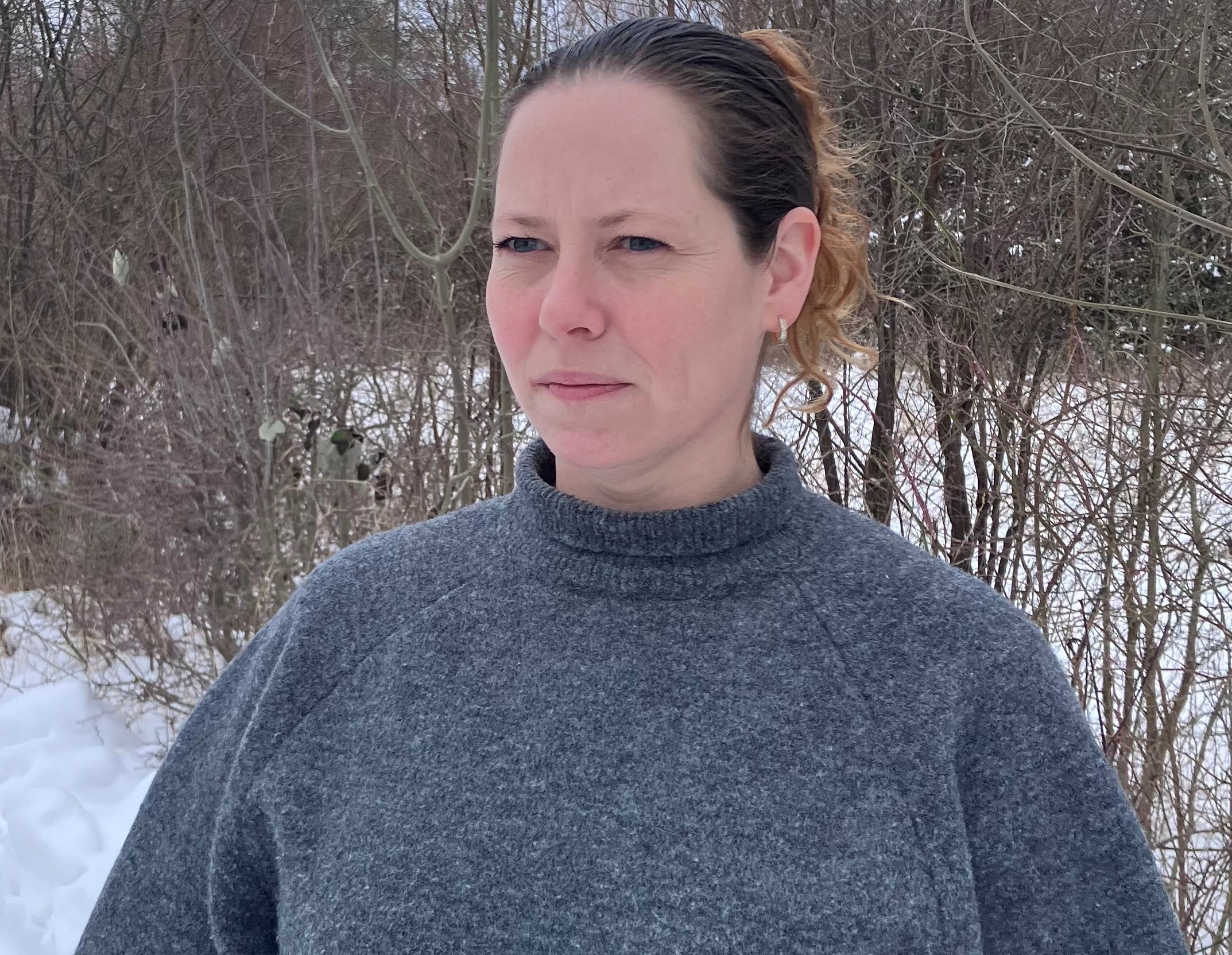 Stine Kinsbøl, mor til et barn på Jyderup Skole, samler nu underskrifter ind til et ønske om en uvildig advokatundersøgelse af de mange sager om vold, svigt og mobning på Jyderup Skole.
