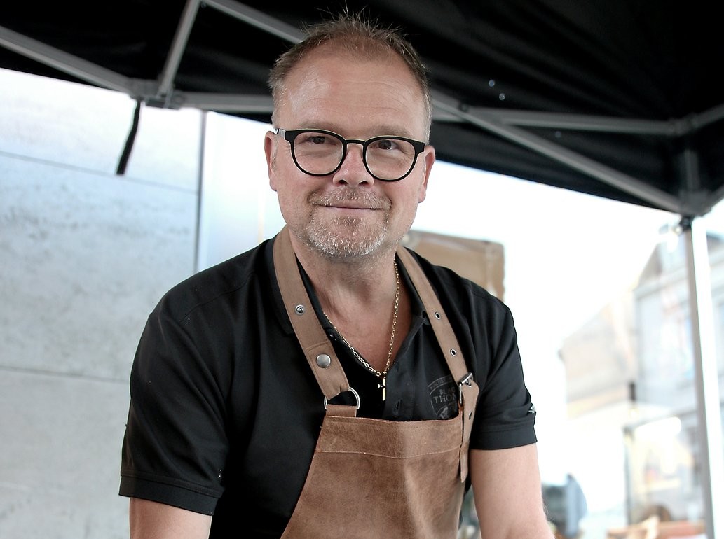 Selvom slagtermester Carsten Thomsen har fået to sure smileys på stribe, bliver kunderne ved med at stå i kø.