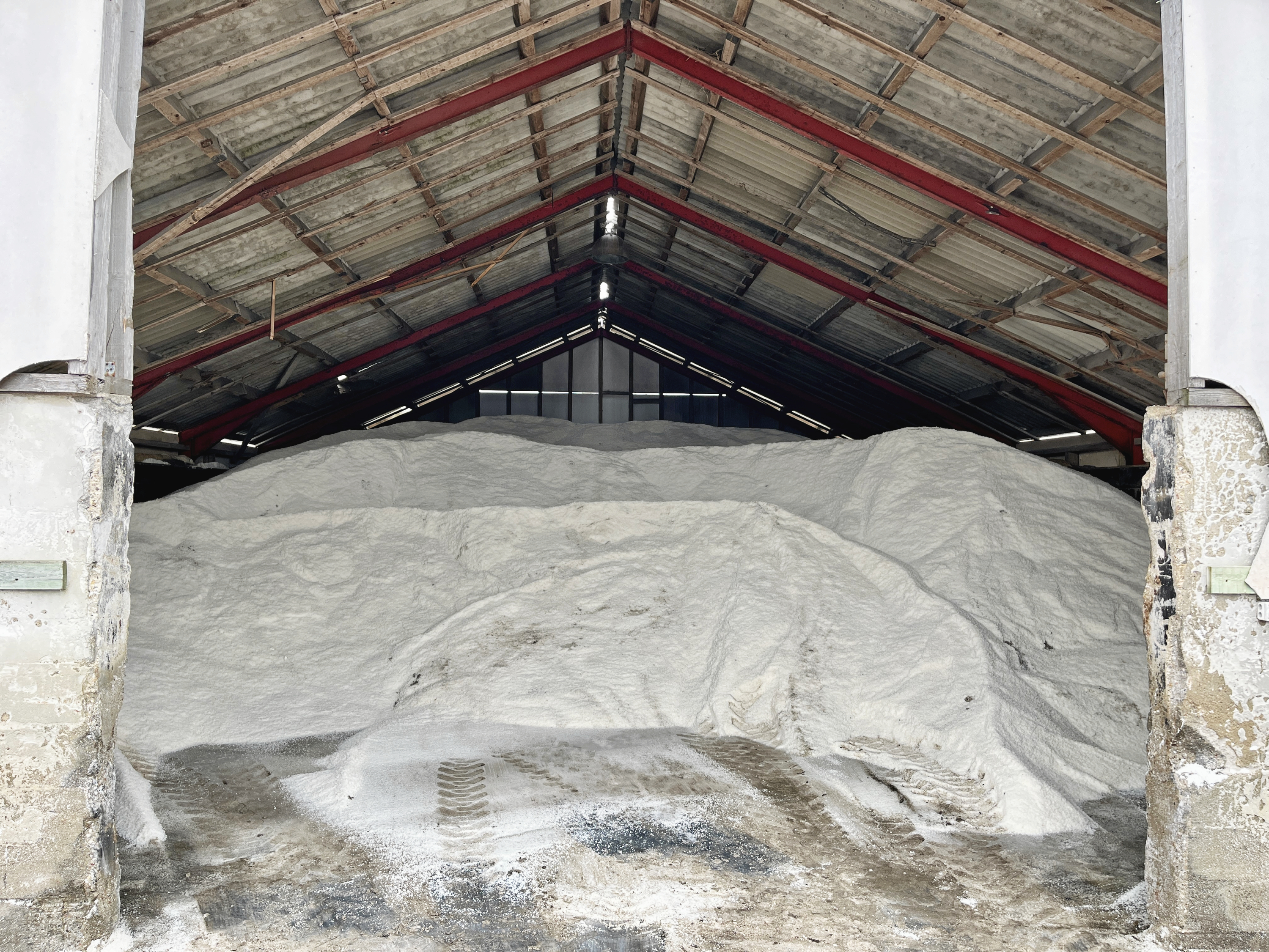 Kalundborg Kommune har i løbet af ugen modtaget nye forsyninger af vejsalt, og den lokale salthal bugner derfor igen af store bunker salt.