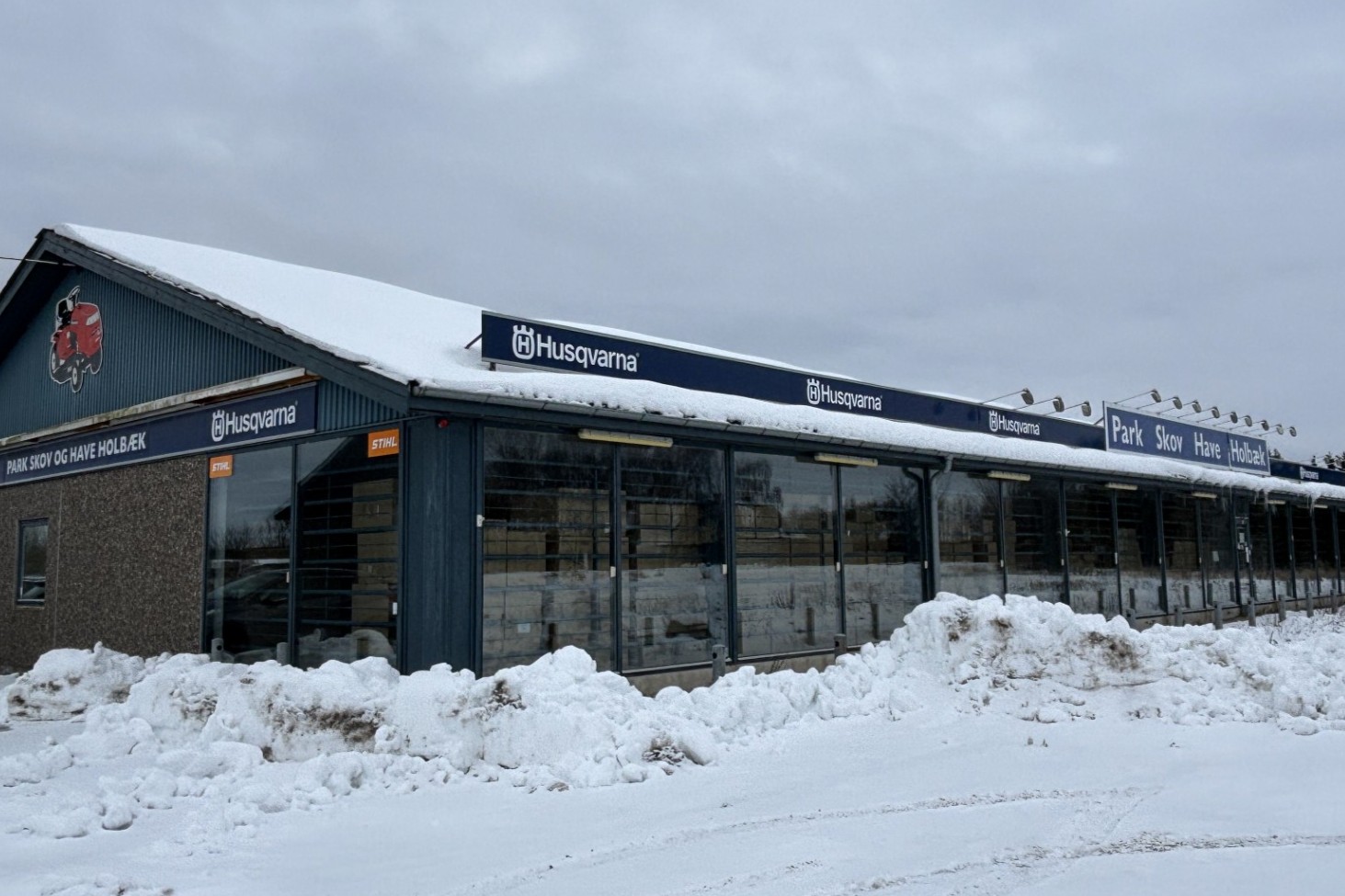 HESØ Group har købt grunden og ejendommen på Stenhusvej 49, hvor Husqvarna engang solgte maskiner til park, skov og have. Planen er at rive bygningen ned for at opføre nye butikker.