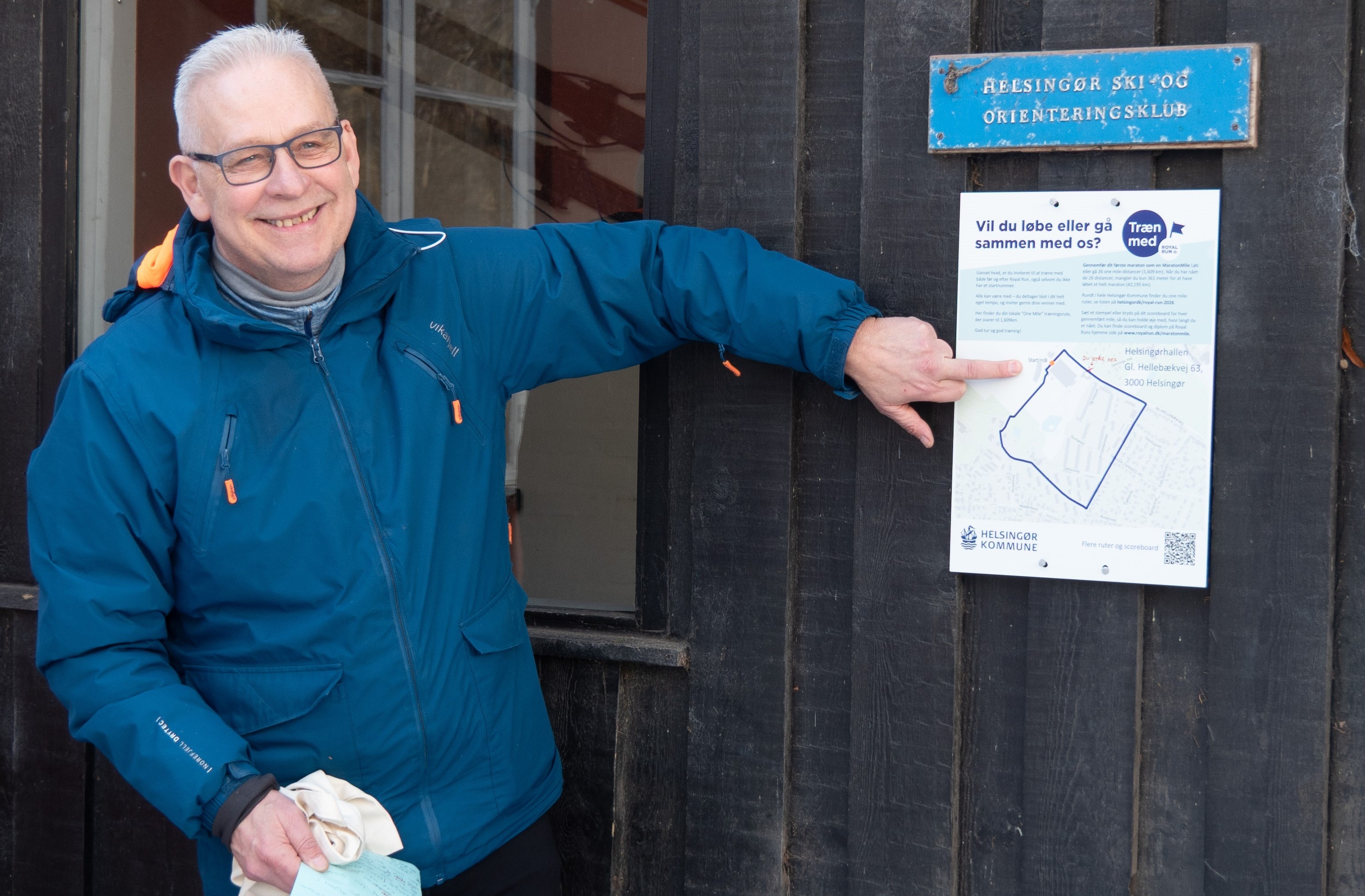 HSOKs træningsorganisator Bjarne Jensen præsenterer det første skilt for Royal Run OneMile-træningsruter.