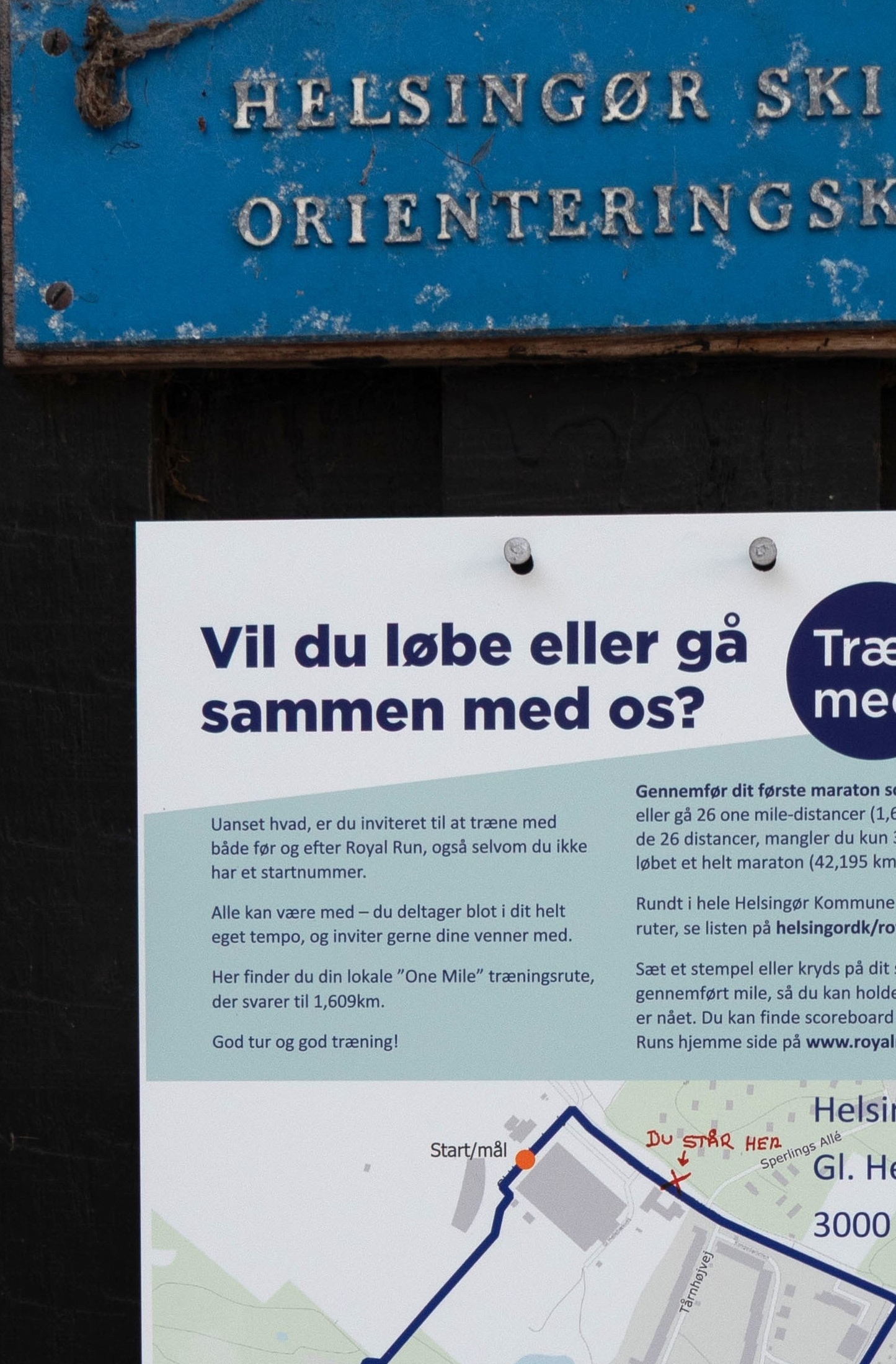 Alle informationstavlerne har et kort over løberuten samt en QR-kode, der giver adgang til ruten via kort og GPS-links. - Presse Alle informationstavlerne har et kort over løberuten samt en QR-kode, der giver adgang til ruten via kort og GPS-links.