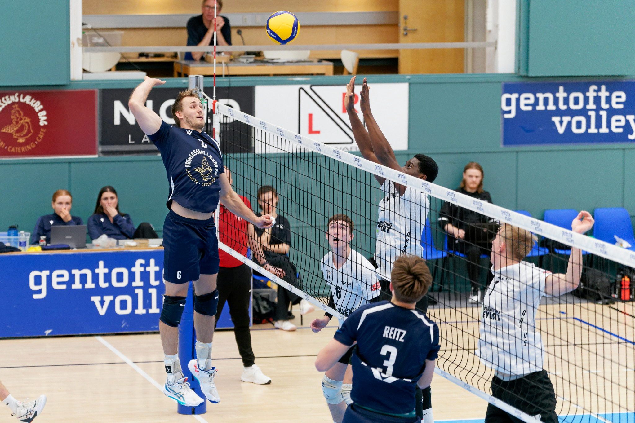 Gentofte med Rasmus Reitz og Rasmus Mikelsons (6) tabte topkampen mod Middelfart i VolleyLigaen 2-3.