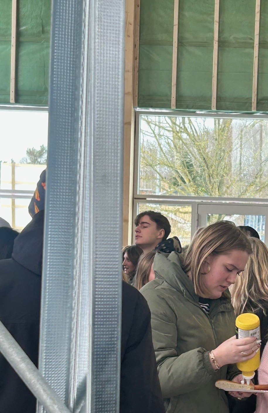 Som traditionen byder, blev der serveret pølser, da der mandag blev holdt rejsegilde for Demokratiets Hus på Campus Odsherred. - Presse Som traditionen byder, blev der serveret pølser, da der mandag blev holdt rejsegilde for Demokratiets Hus på Campus Odsherred.