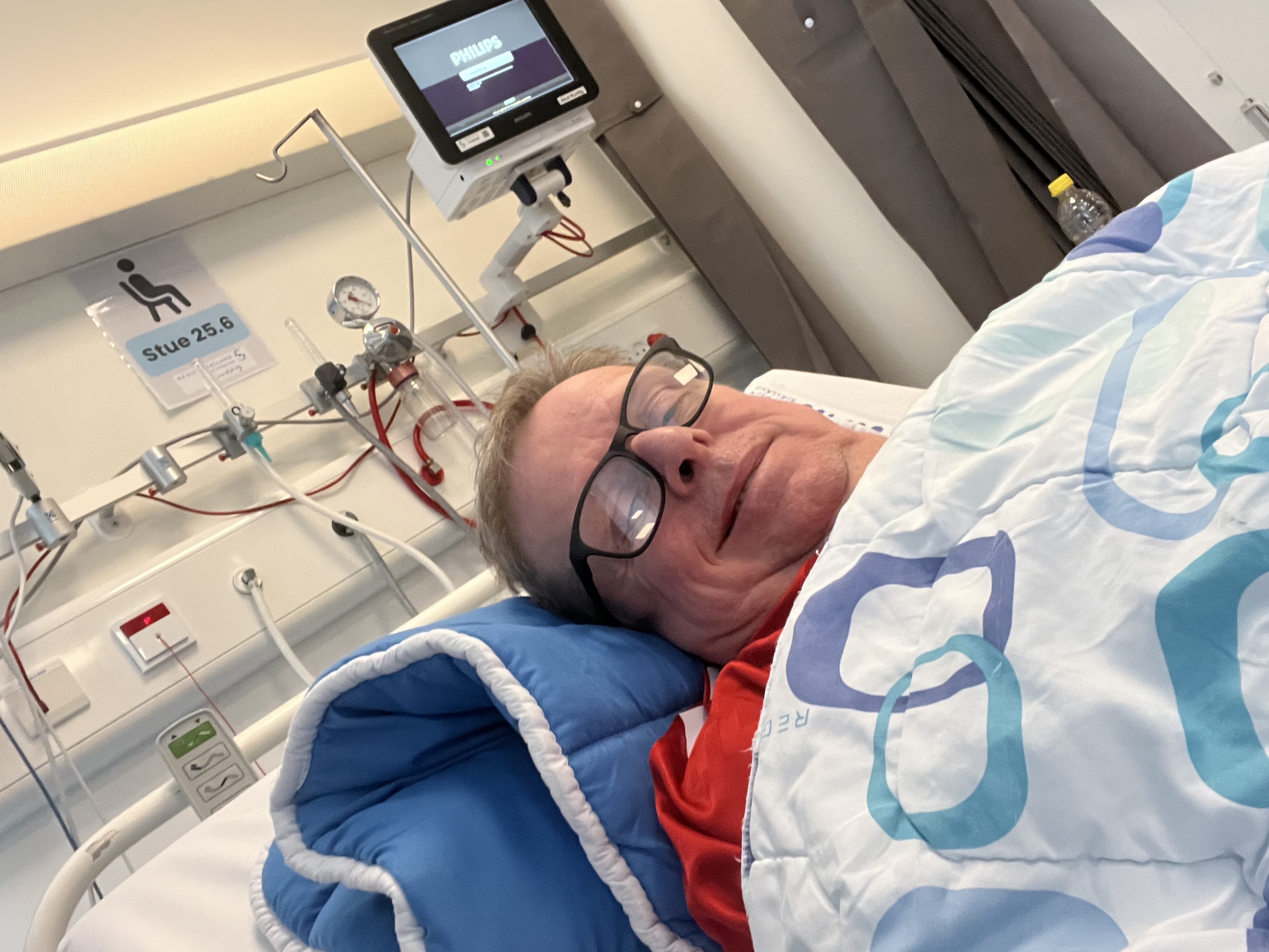 Bo Brønnum, alias Bo Lydmand, endte på hospitalet søndag, efter at han besvimede under en Fastelavns-saunagus i Havnsø Havnebad.