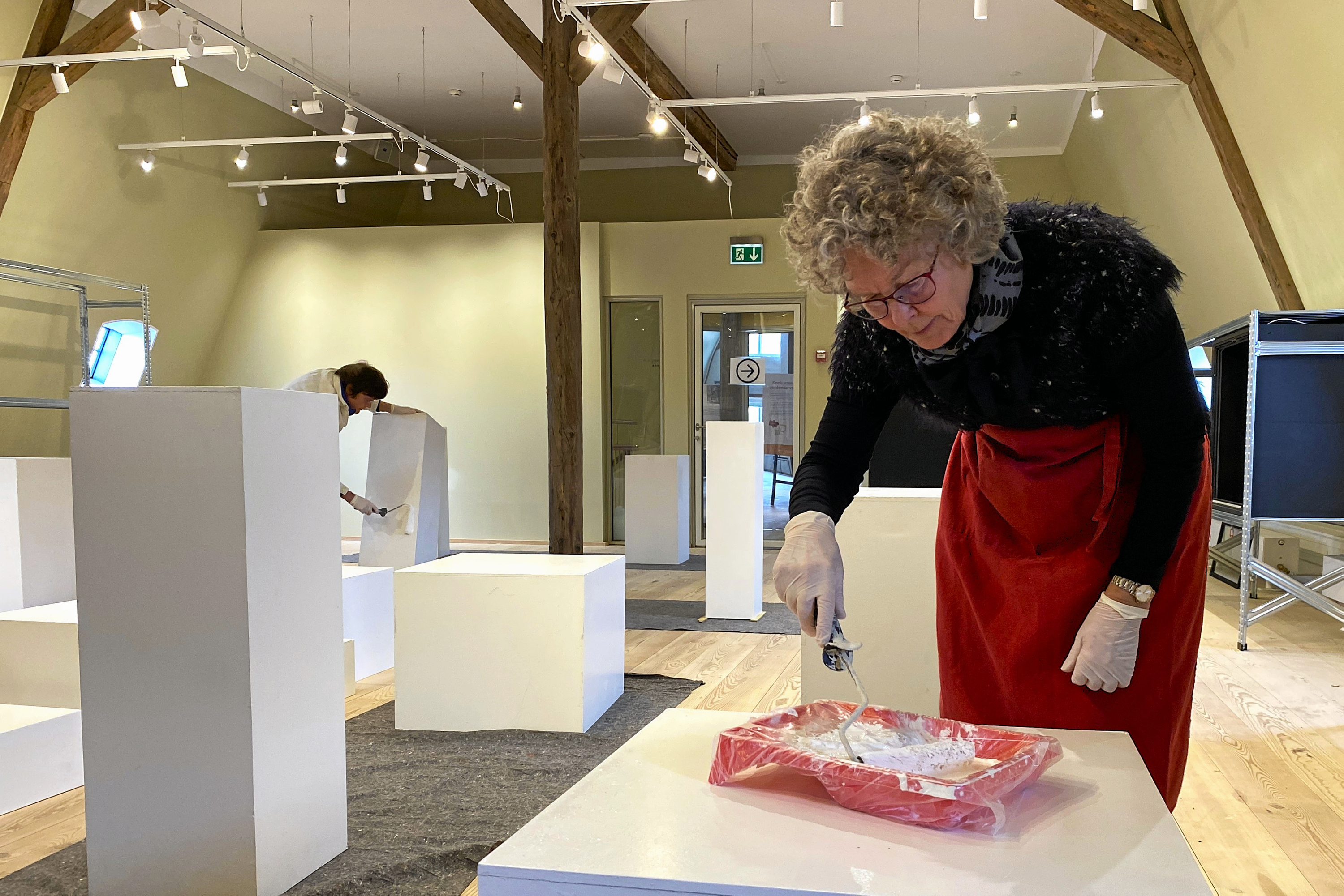 Lis Nielsen, bestyrelsesmedlem i Roskilde Kunstforening, er ved at give podierne en frisk gang maling inden den første udstilling på Sukkerloftet.