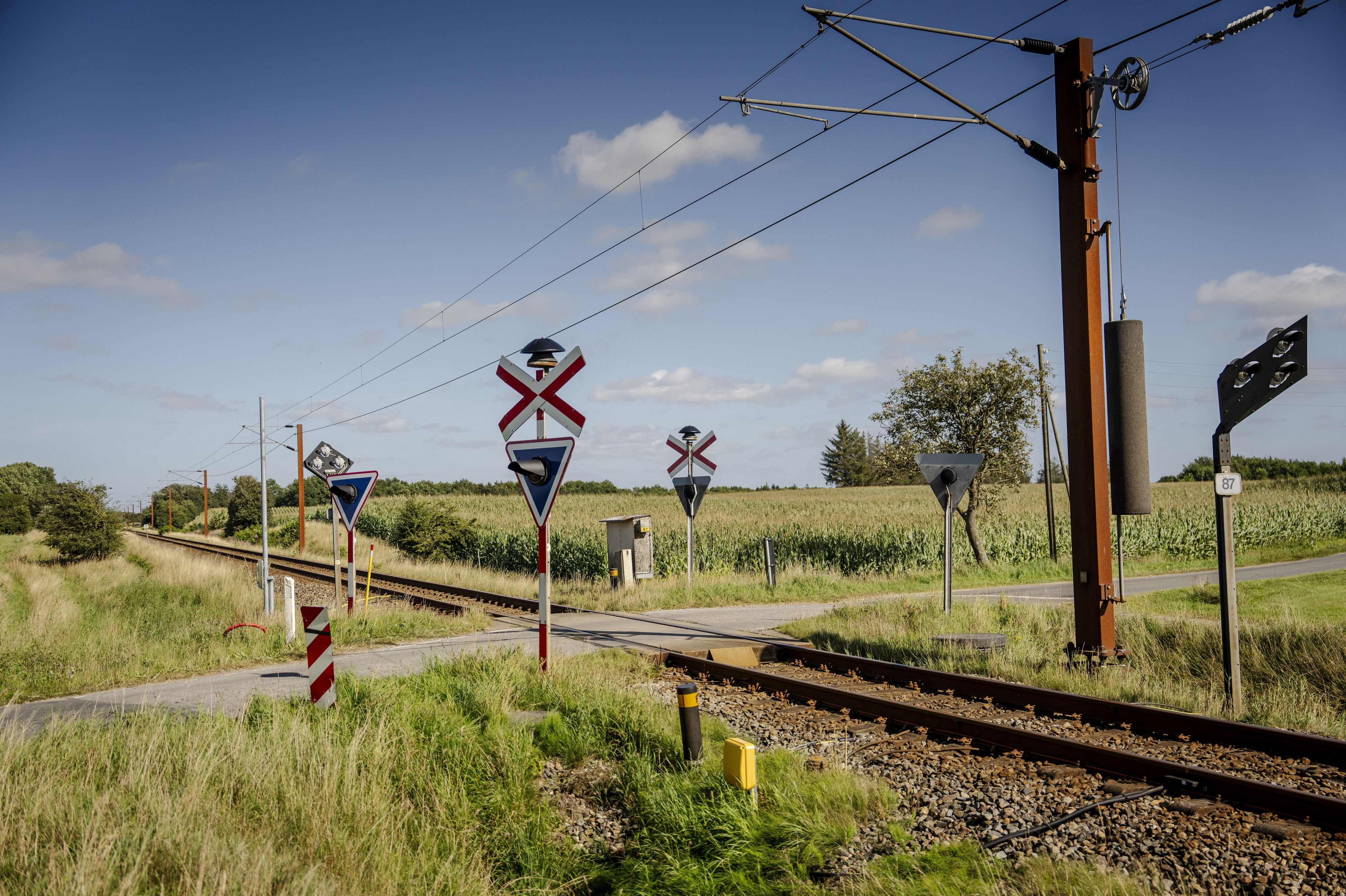 En jernbaneoverskæring uden bom blev fotograferet ved Bjerndrup nær Kliplev i Sønderjylland i august sidste år efter en række sammenstød i området ved overkørsler. (Arkivfoto).