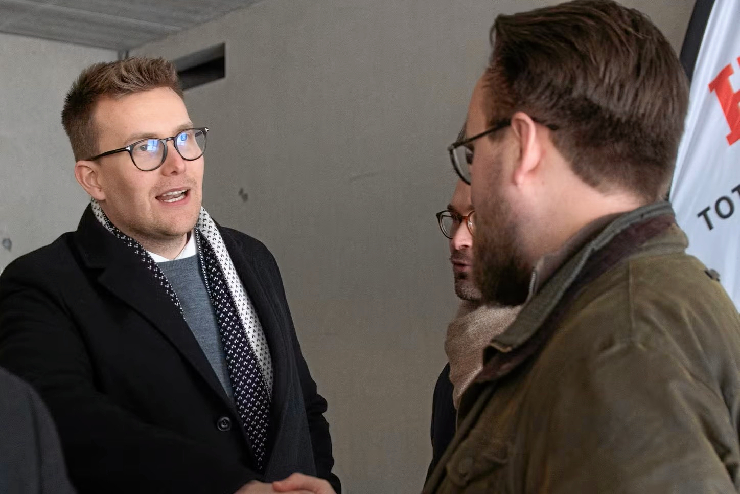 Andreas Karlsen hilser på Jacob Widahl fra Panattino ved rejsegildet.