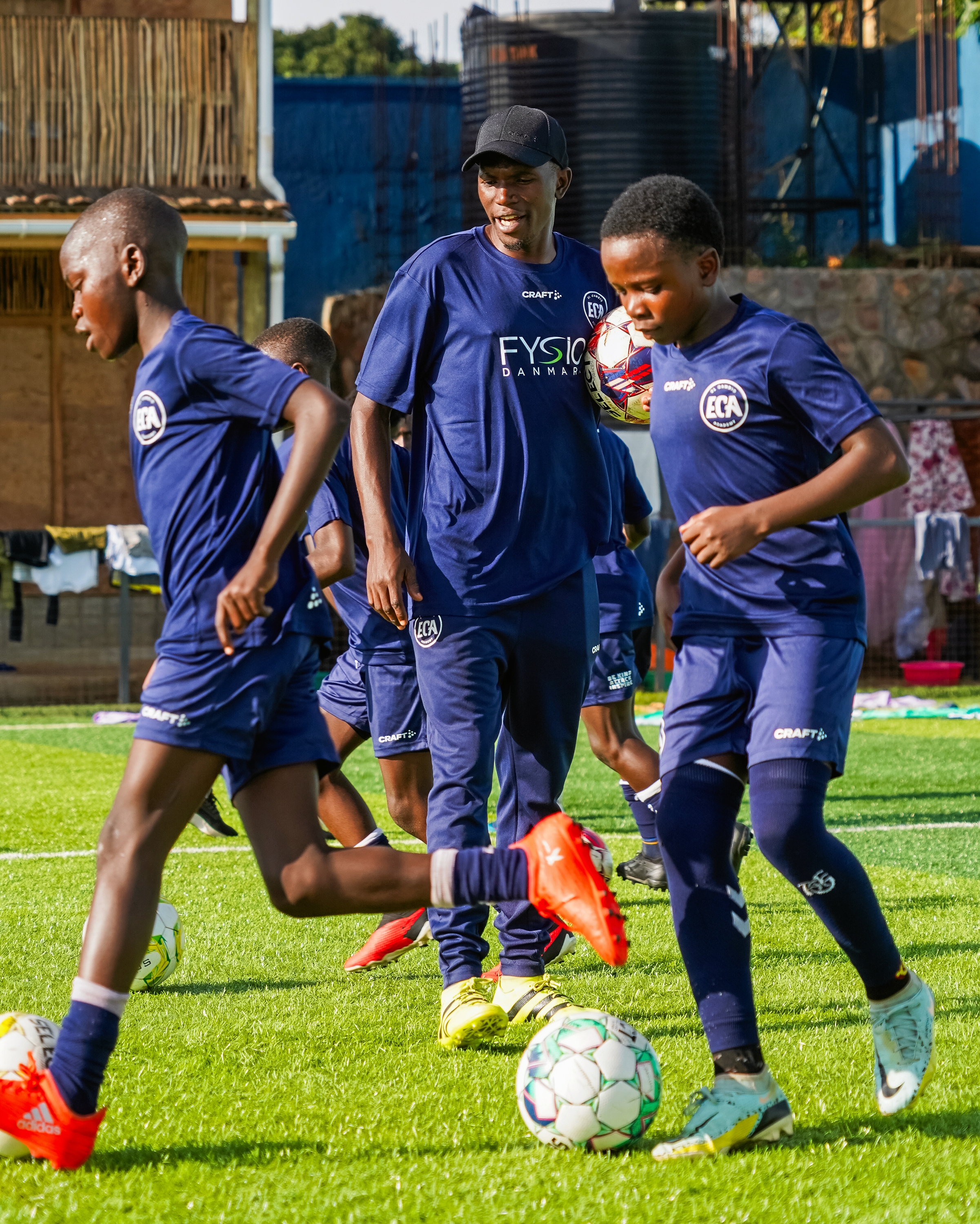 Fodboldudstyret skal gå til unge drenge og piger på El Cambio Academy i Masaka i Uganda. Akademiet blev stiftet i 2018 af danske Thomas Thor - El Cambio Academy Fodboldudstyret skal gå til unge drenge og piger på El Cambio Academy i Masaka i Uganda. Akademiet blev stiftet i 2018 af danske Thomas Thor