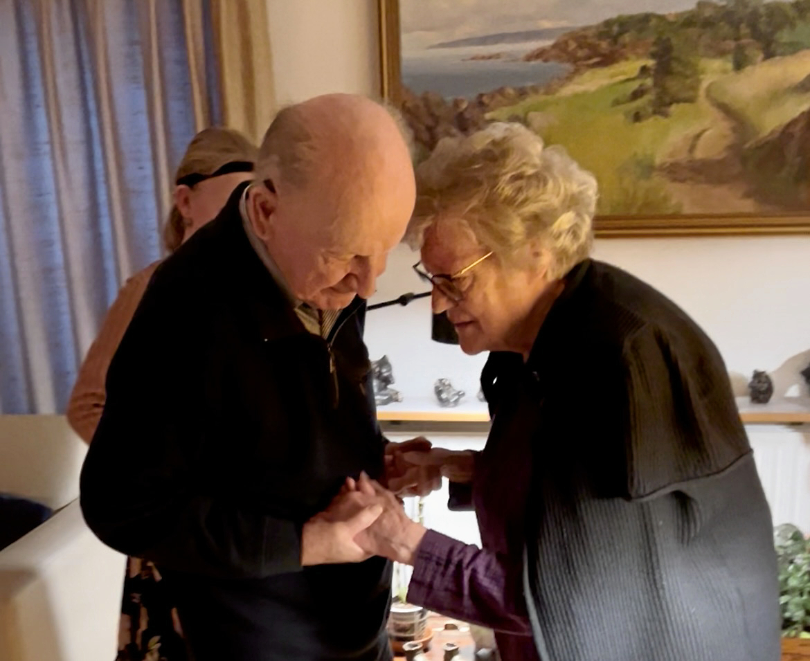 Else og Kai Simonsen danser på deres 70 års bryllupsdag