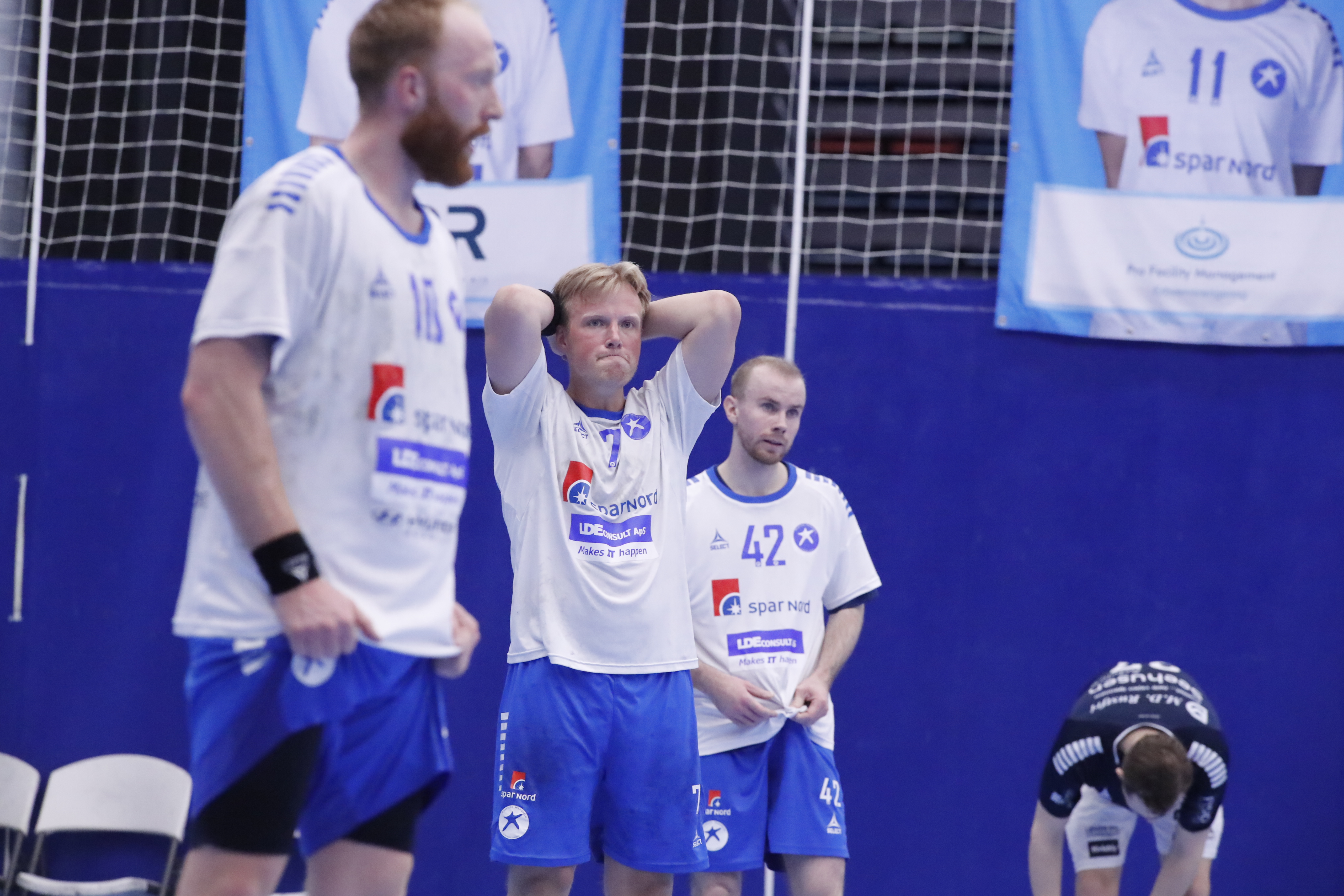 Rasmus Hansen (med hænderne bag hovedet) er én af de markante Roskilde-spillere, der er stoppet. Også Johan Werner (42) er nu væk.