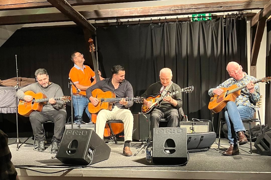 Amati Schmitt Gypsy Quintette, der var på gæstespil i Danmark under Vinterjazz 2026, skabte magisk stemning i Holbæk Jazzklub.