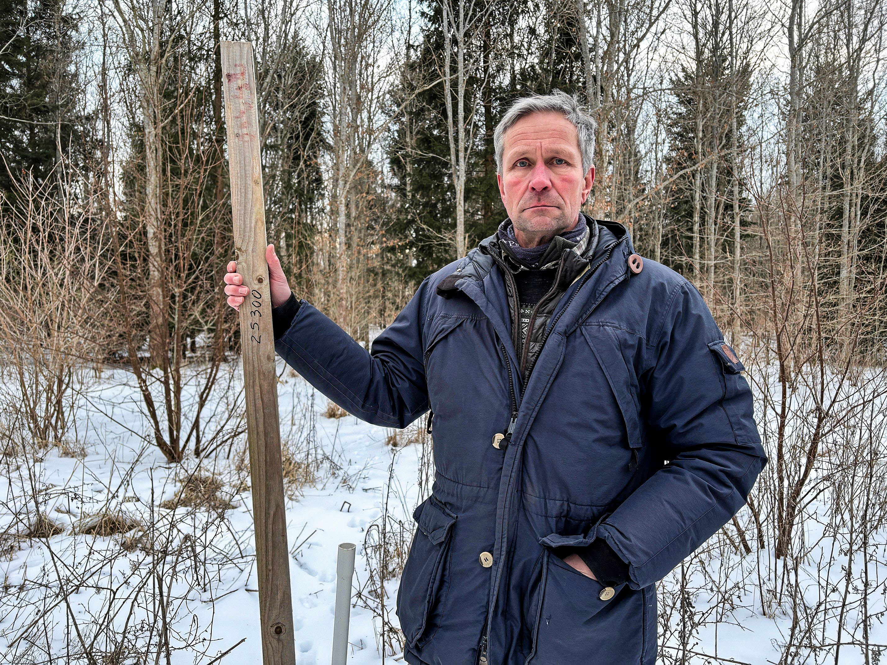 Jacob Stene fra Svestrup ses her ved ved siden af pælen, der fortæller, at motorvejen er på vej. Han vil nu gøre sit til at forhindre Vejdirektoratets plan om at placere et stort rampeanlæg midt inde i "Toreskov", som han har opkaldt efter sin far.