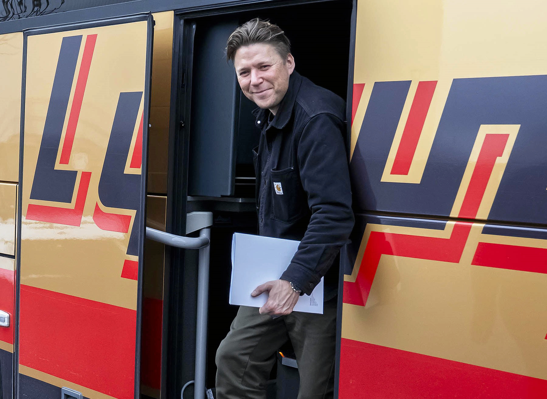 Grupperne Noah-Trafik og Rådet for Bæredygtig Trafik er kritiske overfor at etablere en ny tværmotorvej på Sjælland. Rasmus Horn Langhoff (S), som er formand for Folketingets Transportudvalg, afviser dog kritikpunkterne.