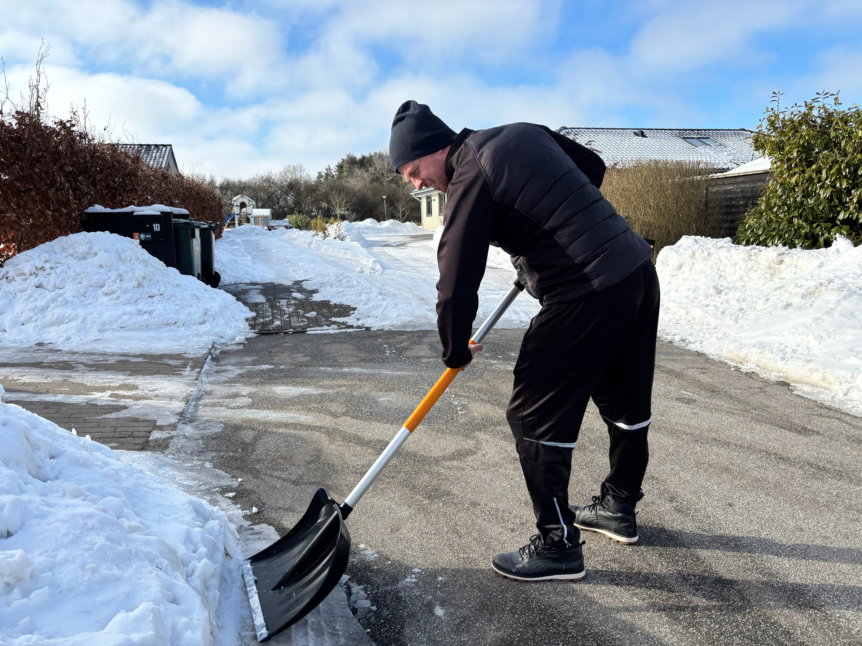 Jeppe Bendtsen har lært sine naboer bedre at kende under den fælles snerydning på villavejen i Bjæverskov.