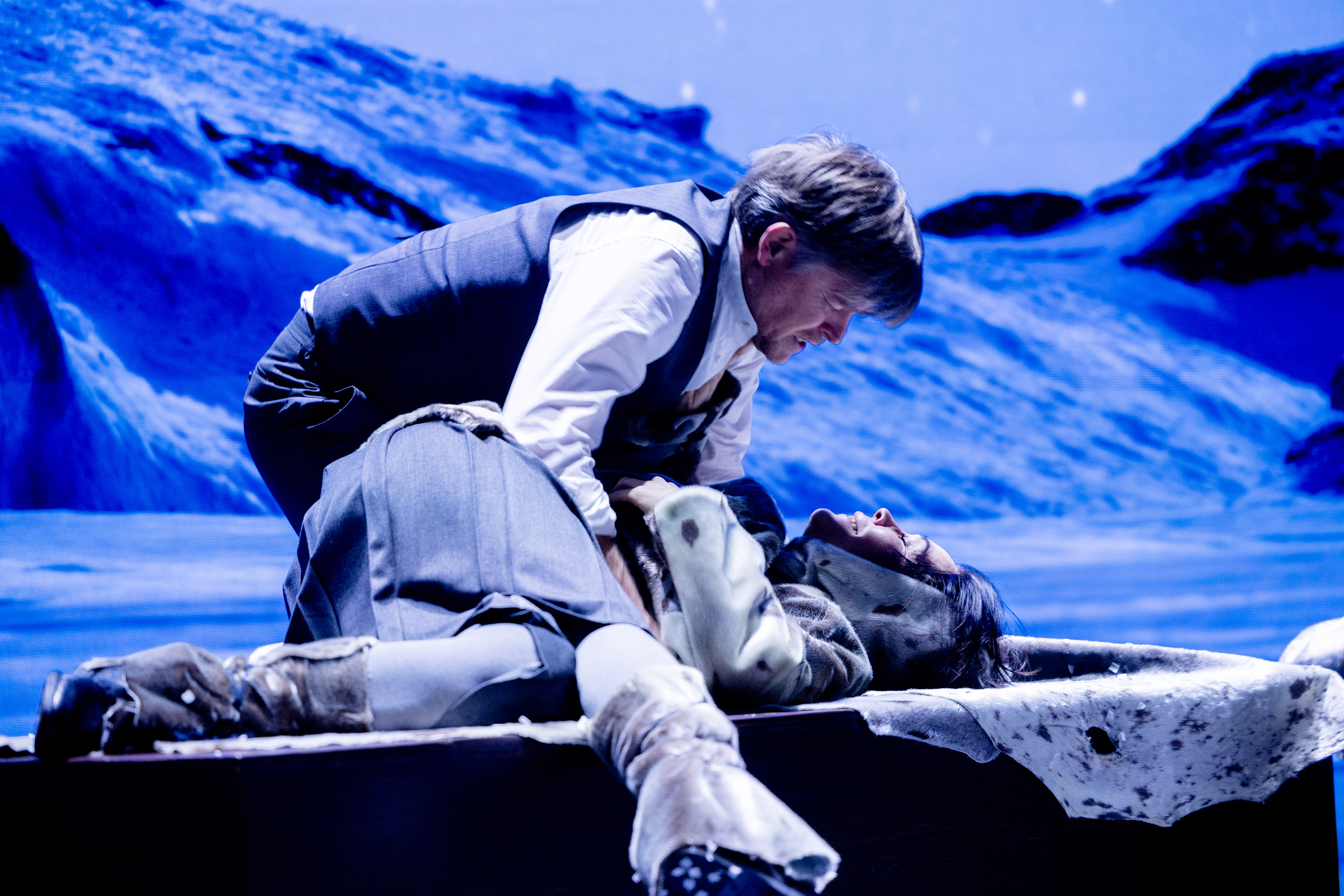 Caspar Phillipson og Nukâka Coster-Waldau yder pragtpræstationer som henholdsvis Knud Rasmussen og Arnarulunnguaq, der sammen bevægede sig ud på den 5. Thule-ekspedition.