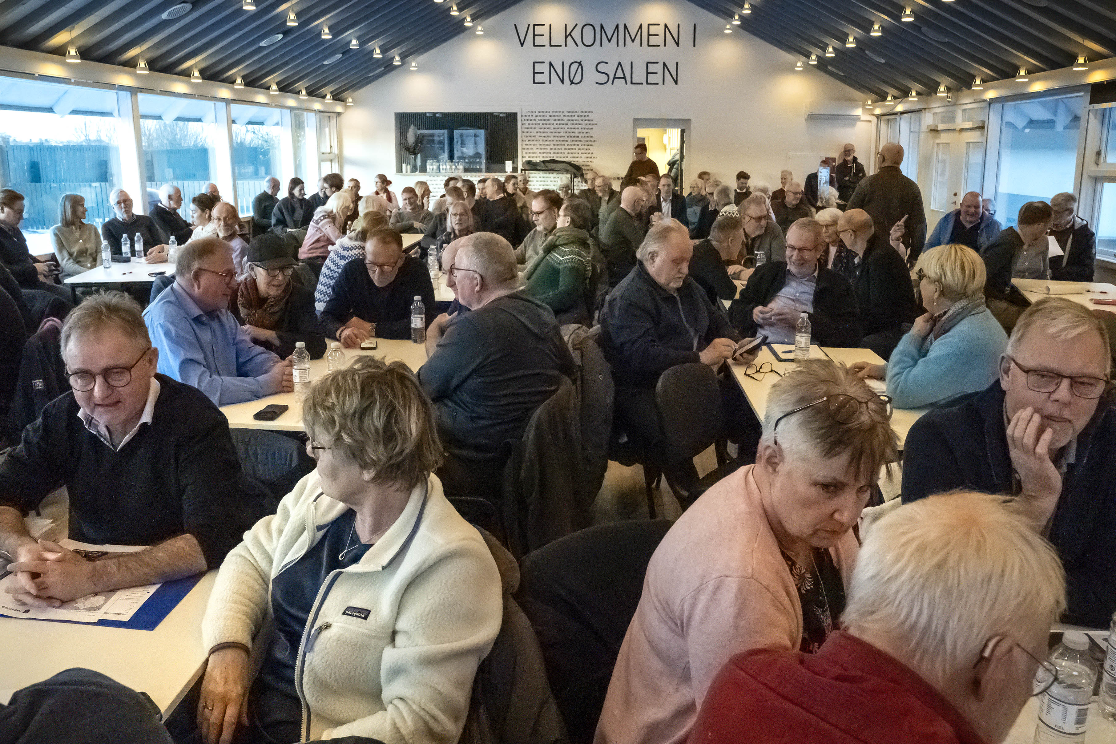 Fuldt hus til borgermøde om feriecenter på Enø, hvor kritikerne var i overtal og tonen var hård.