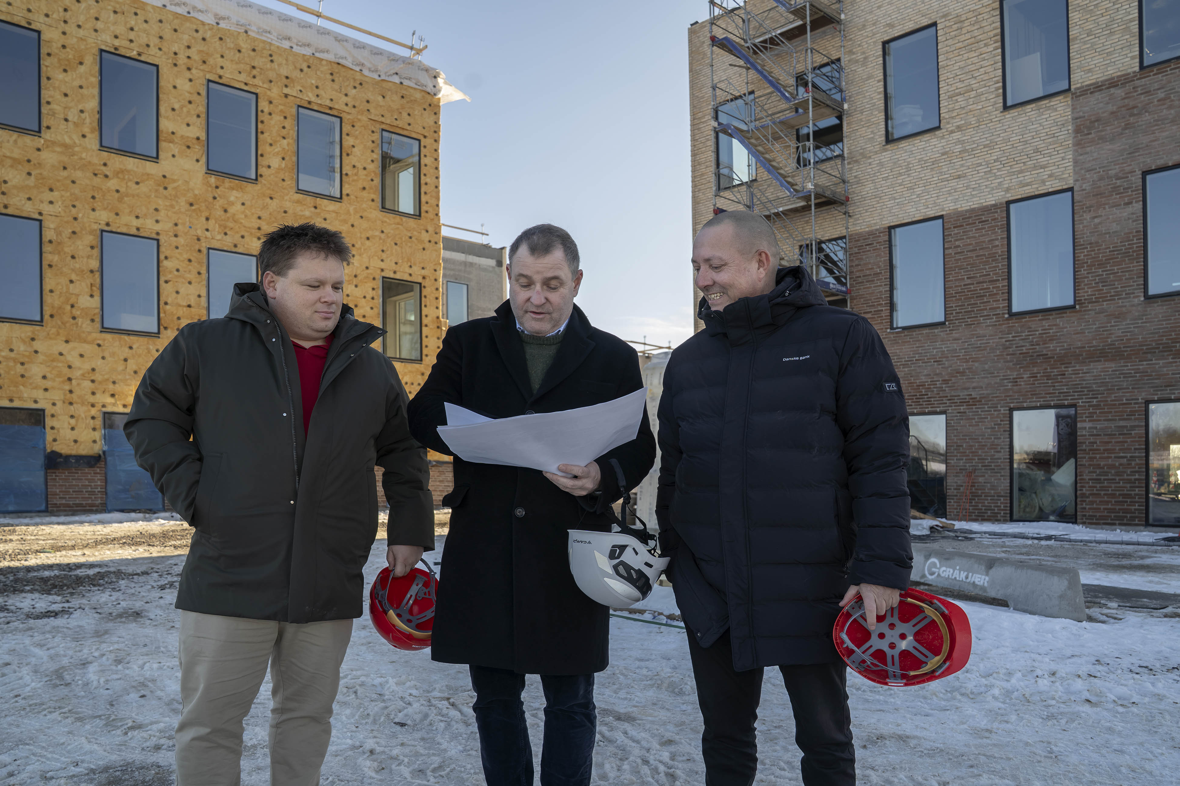 Direktør i SafeDesign, Morten Johansen og Danske Bank-direktør Bjarke Truelsen får de seneste indflytningstips af Frederik Hansen fra Fly Ejendomme.