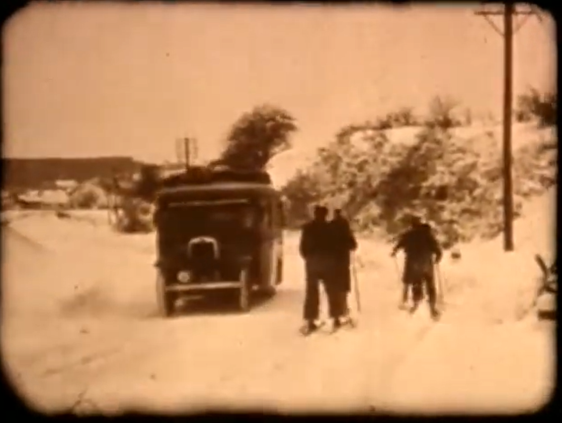 Mens bussen kæmper sig den ene vej, suser odsinge af sted på ski på de snedækkede bakker i 1940-42.